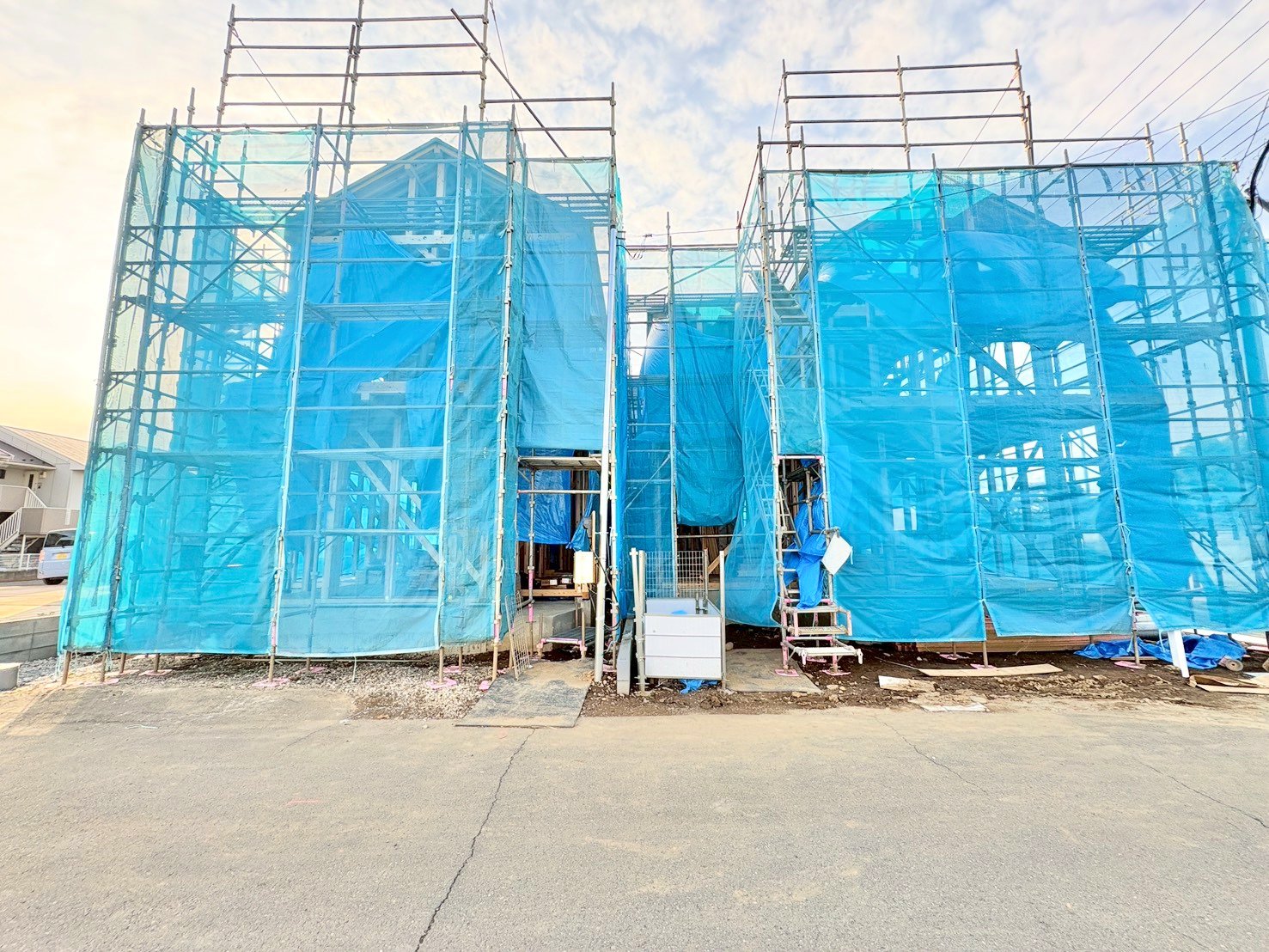 左が当物件。それぞれの居室を２階にまとめてプランニング。(令和8年3月 撮影)