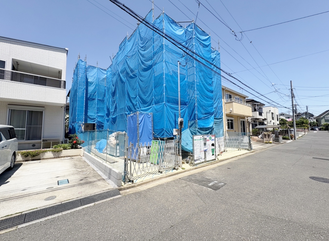 左奥が当物件。道路から距離をおき、優美に佇みます。(令和8年5月 撮影)