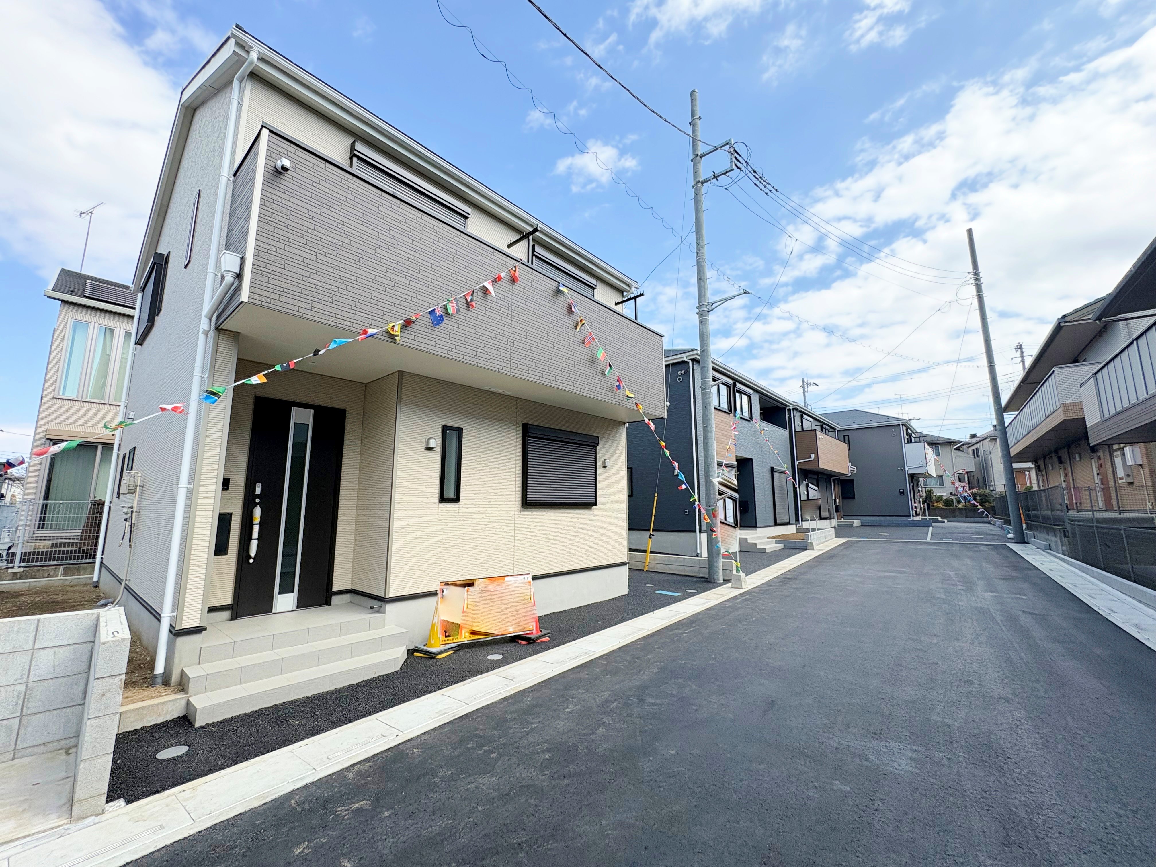 左奥が当物件。建物の居住性に拘った邸宅は「安らぎ」と「快適」を実現。