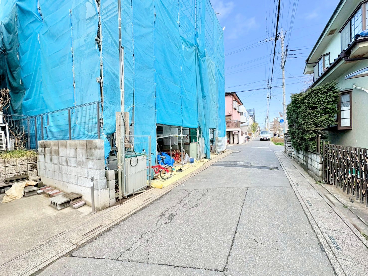 いつの時代も、利便性の高い場所の住まいは受け継がれる資産。(令和8年3月 撮影)