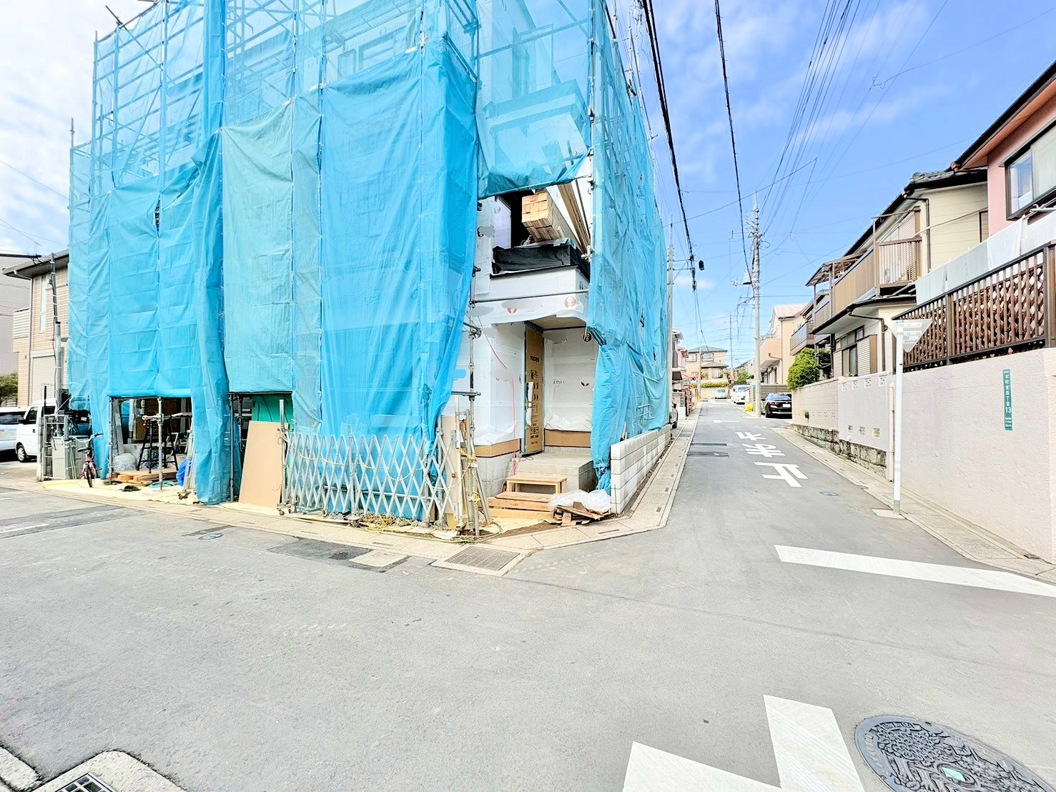 吹抜から豊かな光が差し込むリビング空間。(令和8年3月 撮影)