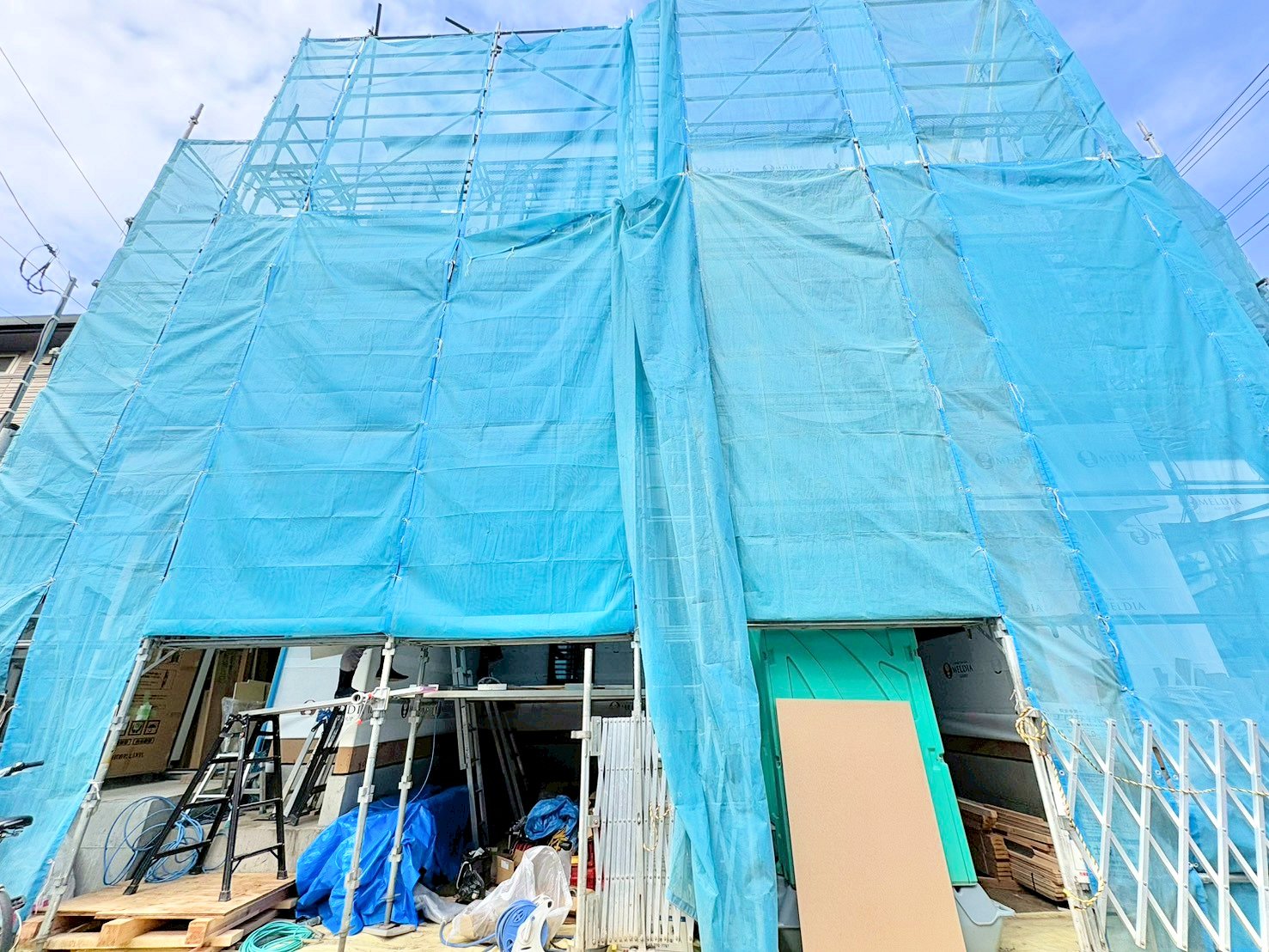 リビングには吹抜をに設け、開放感のある空間に仕上げます。(令和8年3月 撮影)