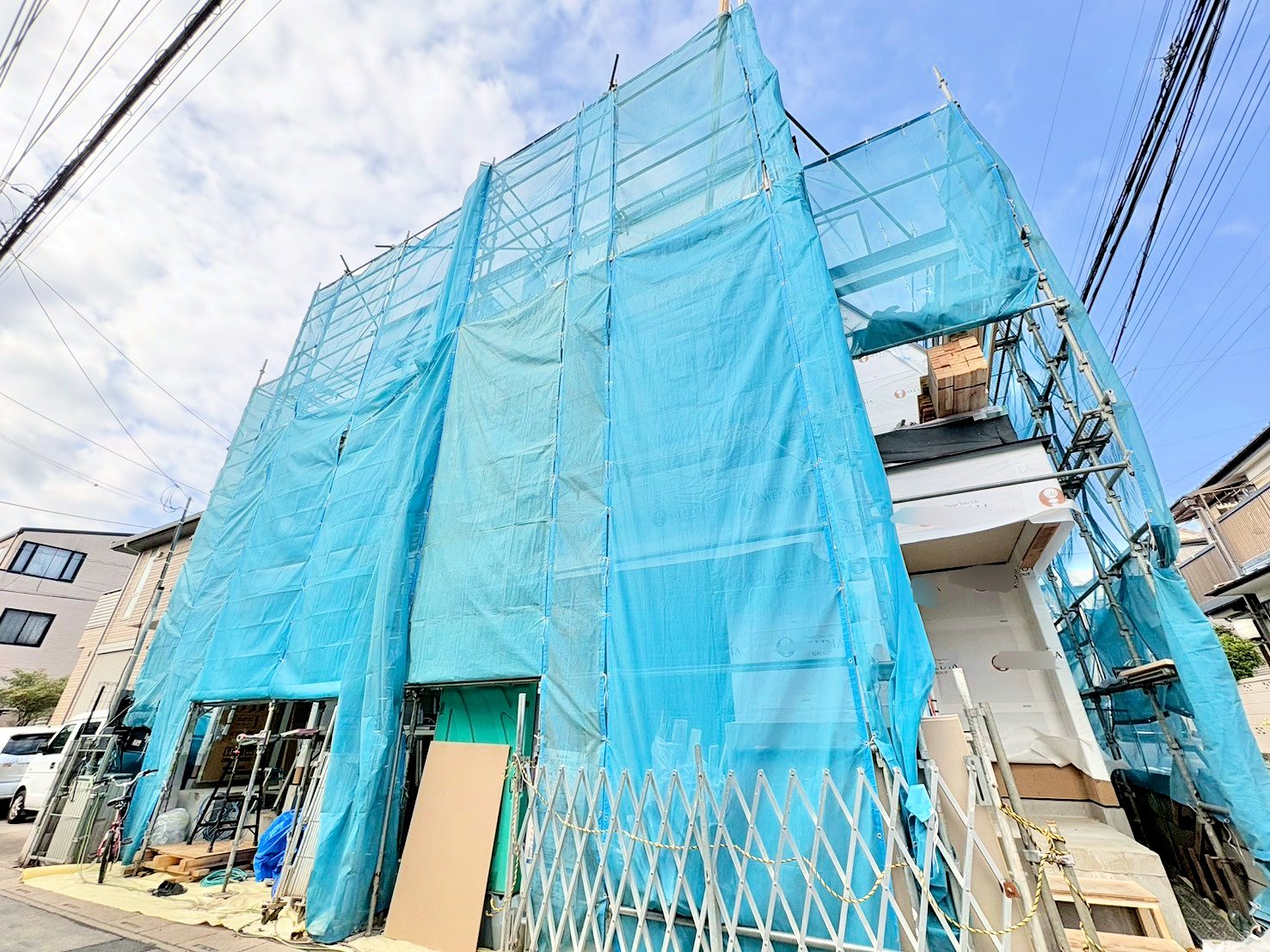 キッチンからリビング全体を見渡せる設計。(令和8年3月 撮影)