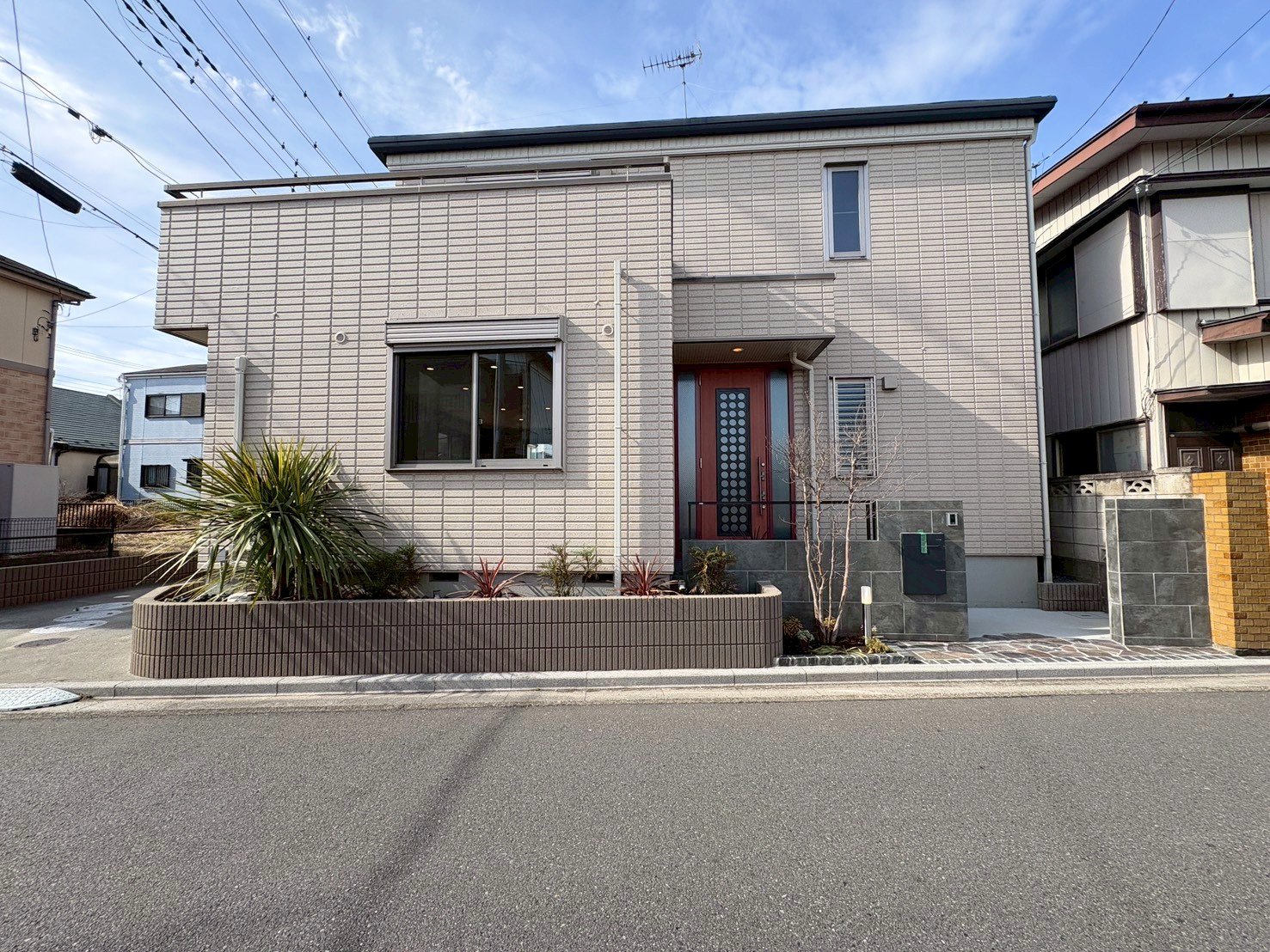 羽貫駅徒歩17分の立地。閑静な住宅街に佇みます。