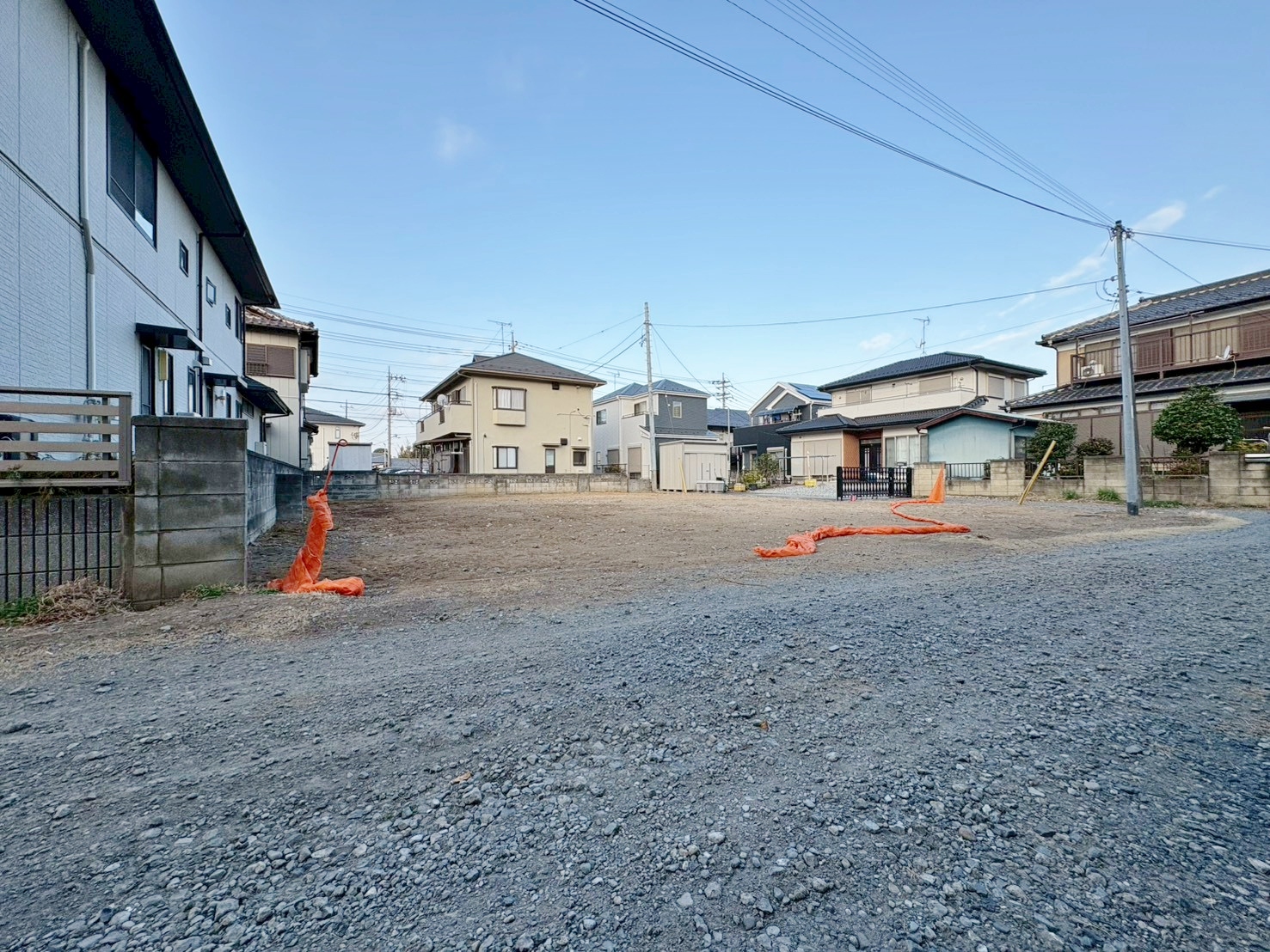 カースペースに2台駐車可能です。角地なので駐車が苦手な方も安心です。(令和8年2月 撮影)