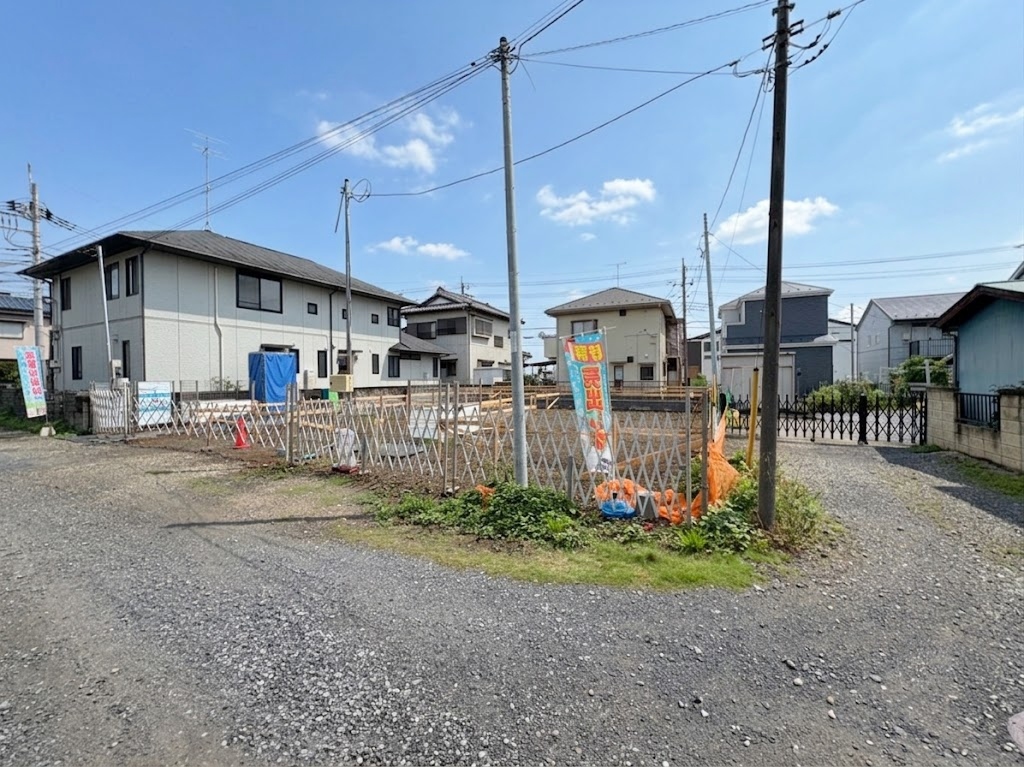カースペースに2台駐車可能です。現地の採光や通風も実際にご確認下さい。(令和8年6月 撮影)