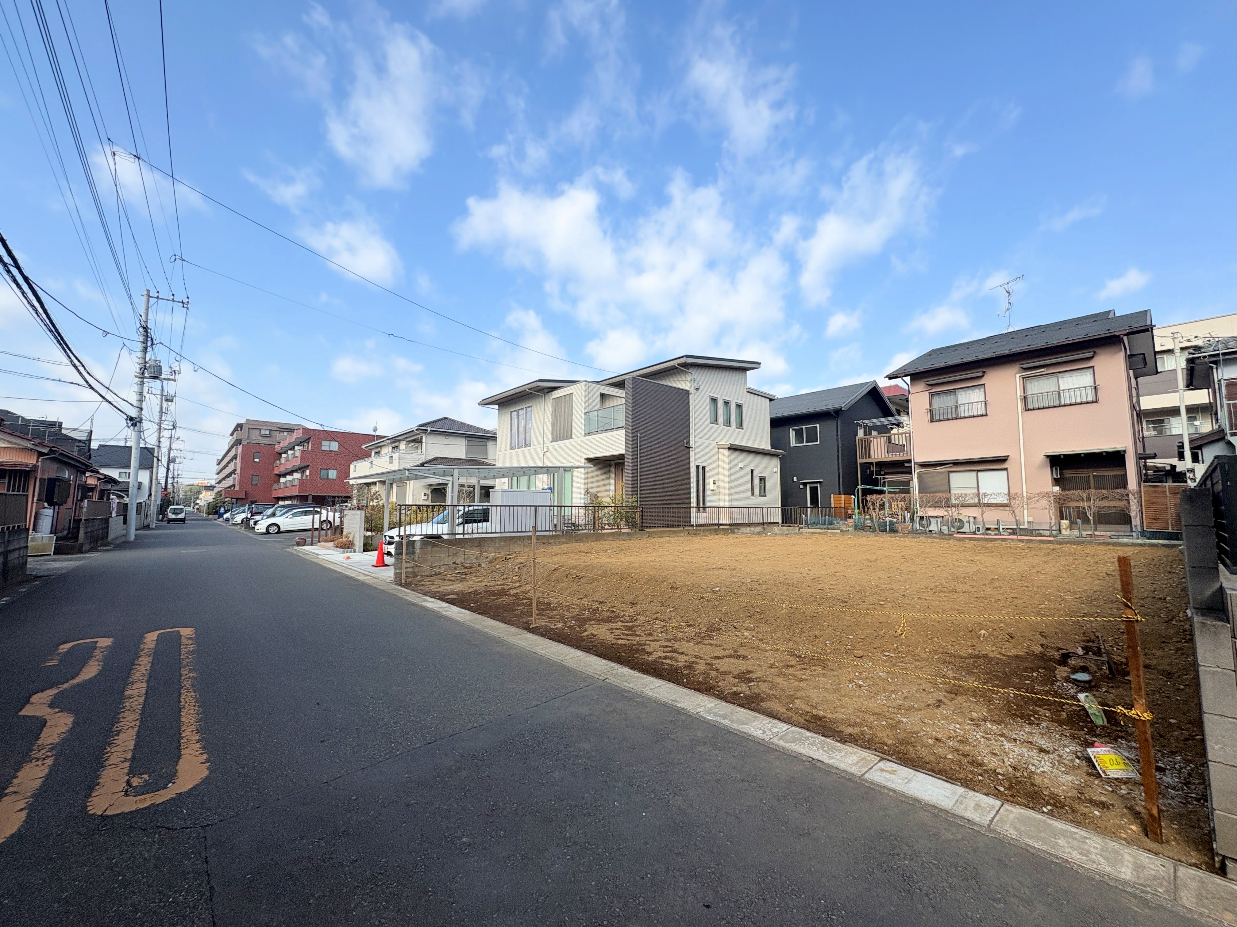 南東公道に面した明るい邸宅。生活便利な住環境。(令和8年2月 撮影)