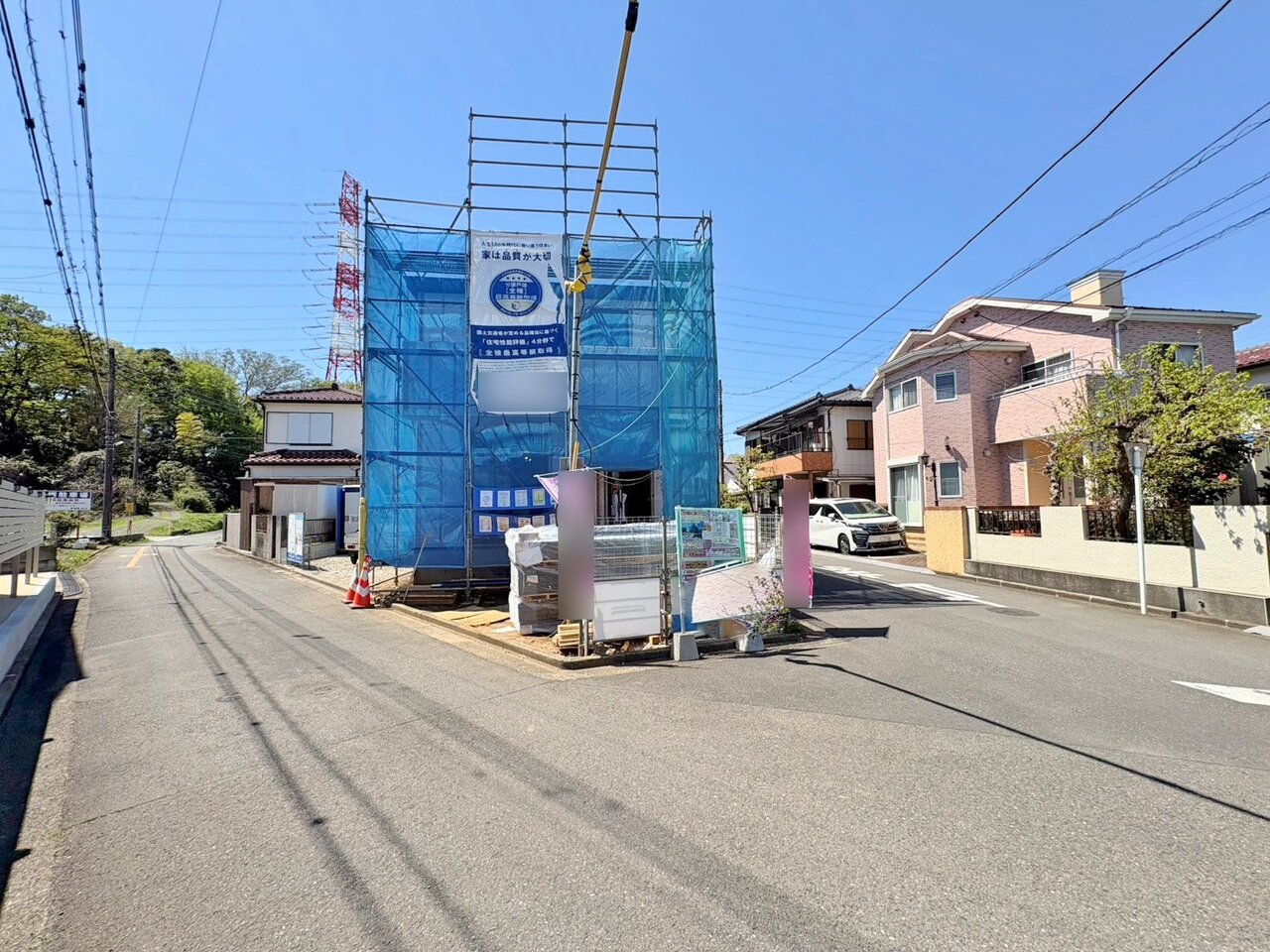 開放感のある角地に面した邸宅。小学校まで徒歩10分の立地。(令和8年4月 撮影)