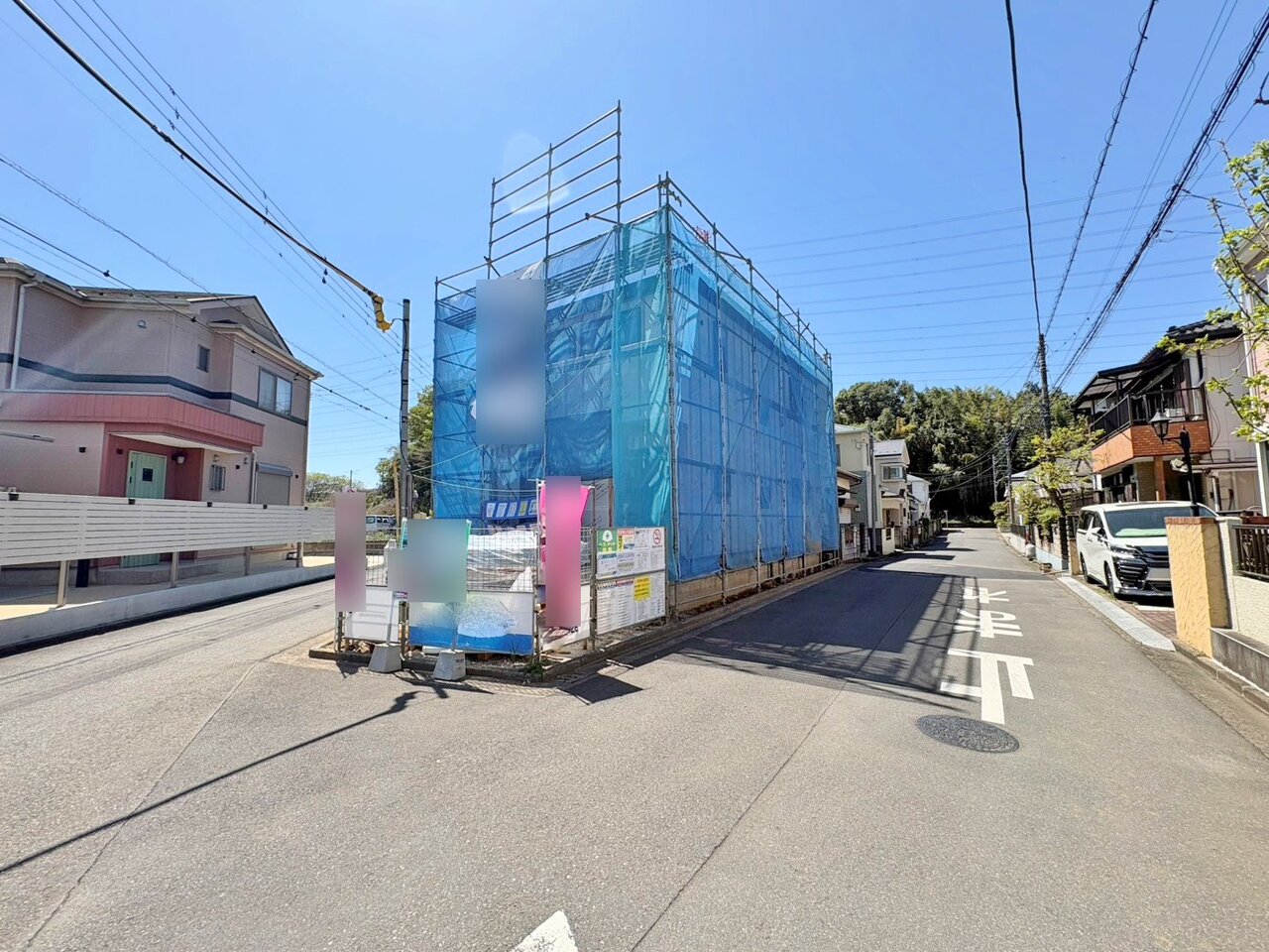 南向きの明るいLDKは広々19帖の空間。(令和8年4月 撮影)