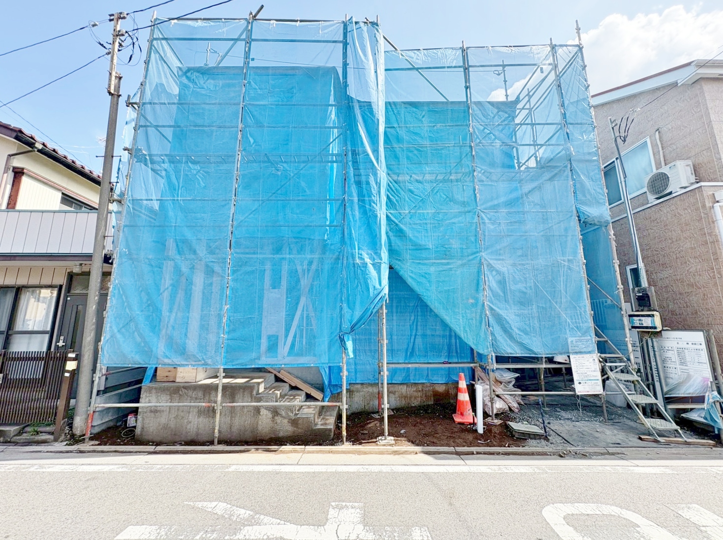 リビングイン階段を採用しました。キッチンからリビング全体を見渡せます。(令和8年3月 撮影)