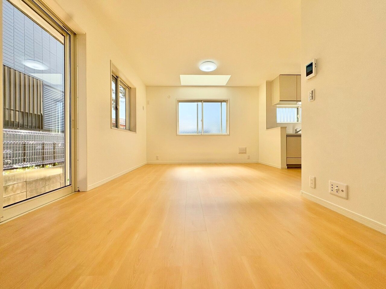 室内には豊かな陽光が注ぎ込み、爽やかな住空間を演出。