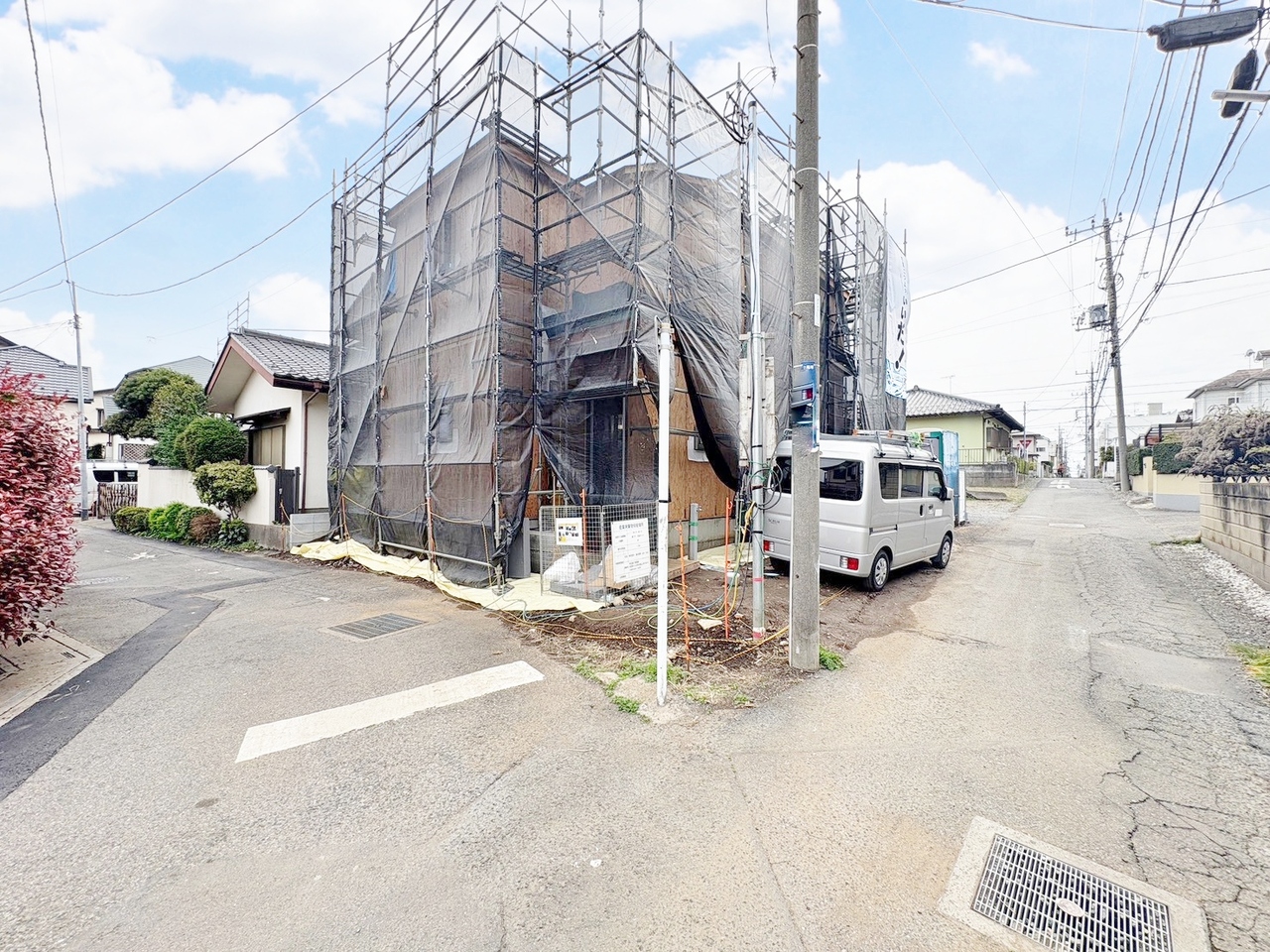 開放感のある角地に面しており、東南向きで陽当り良好です。(令和8年4月 撮影)