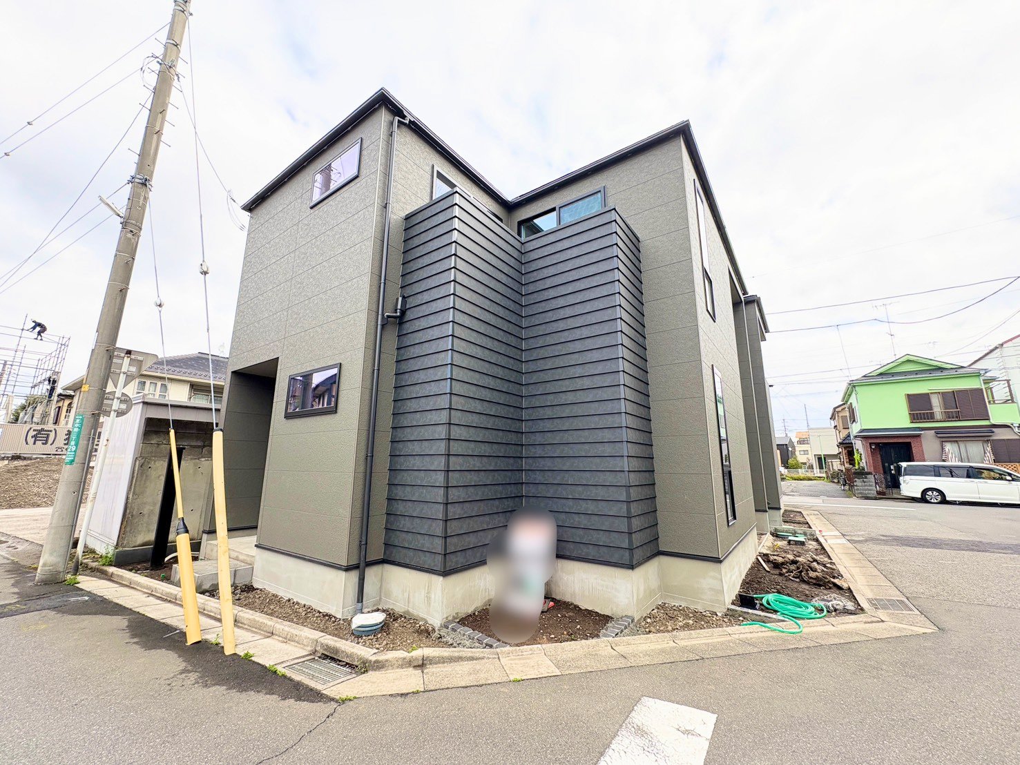 左側が当物件。蕨駅徒歩18分。角地に面した邸宅です。(令和8年3月 撮影)