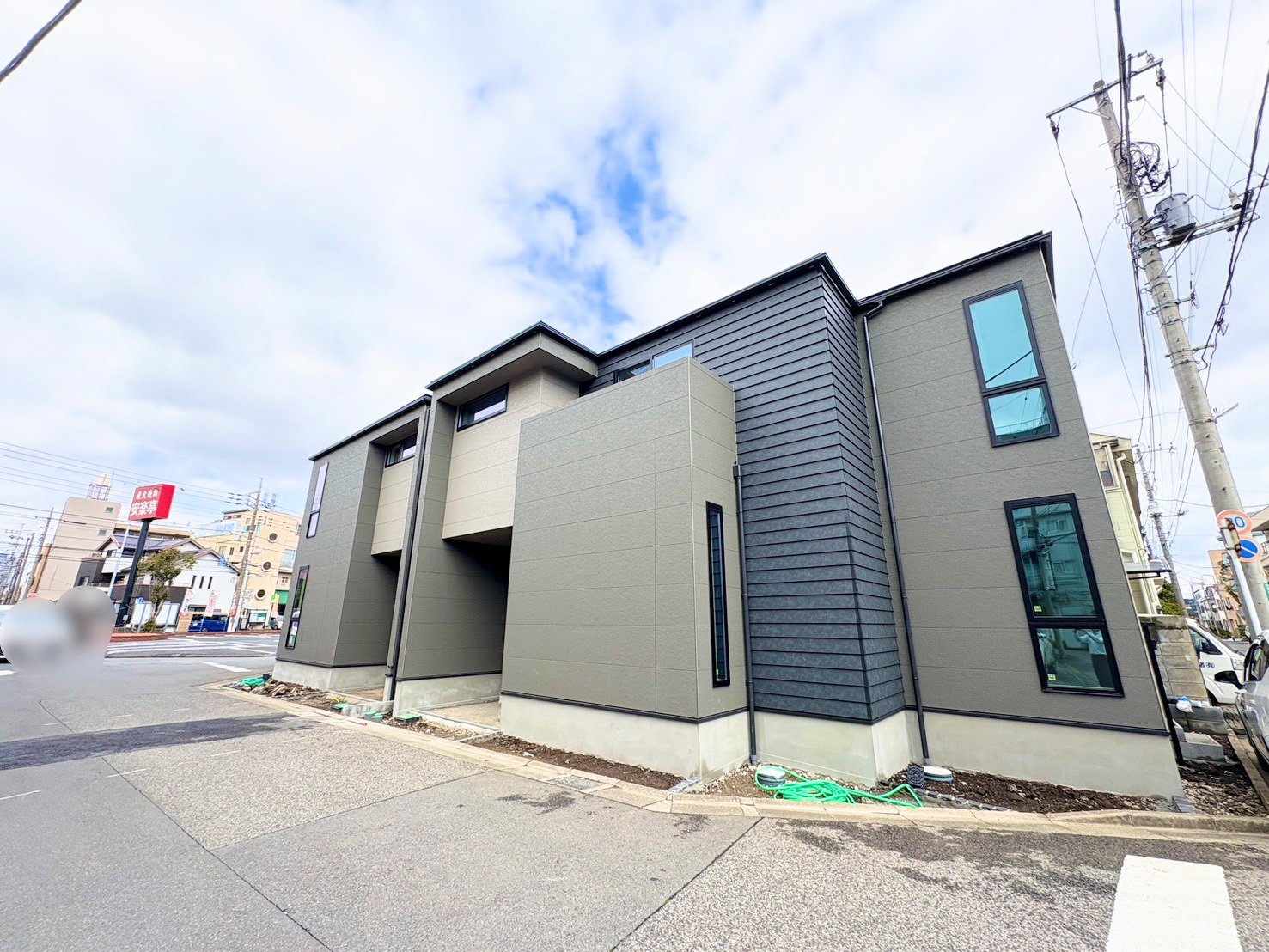 右側が当物件。蕨駅徒歩18分の立地。南東公道に面した邸宅。(令和8年3月 撮影)