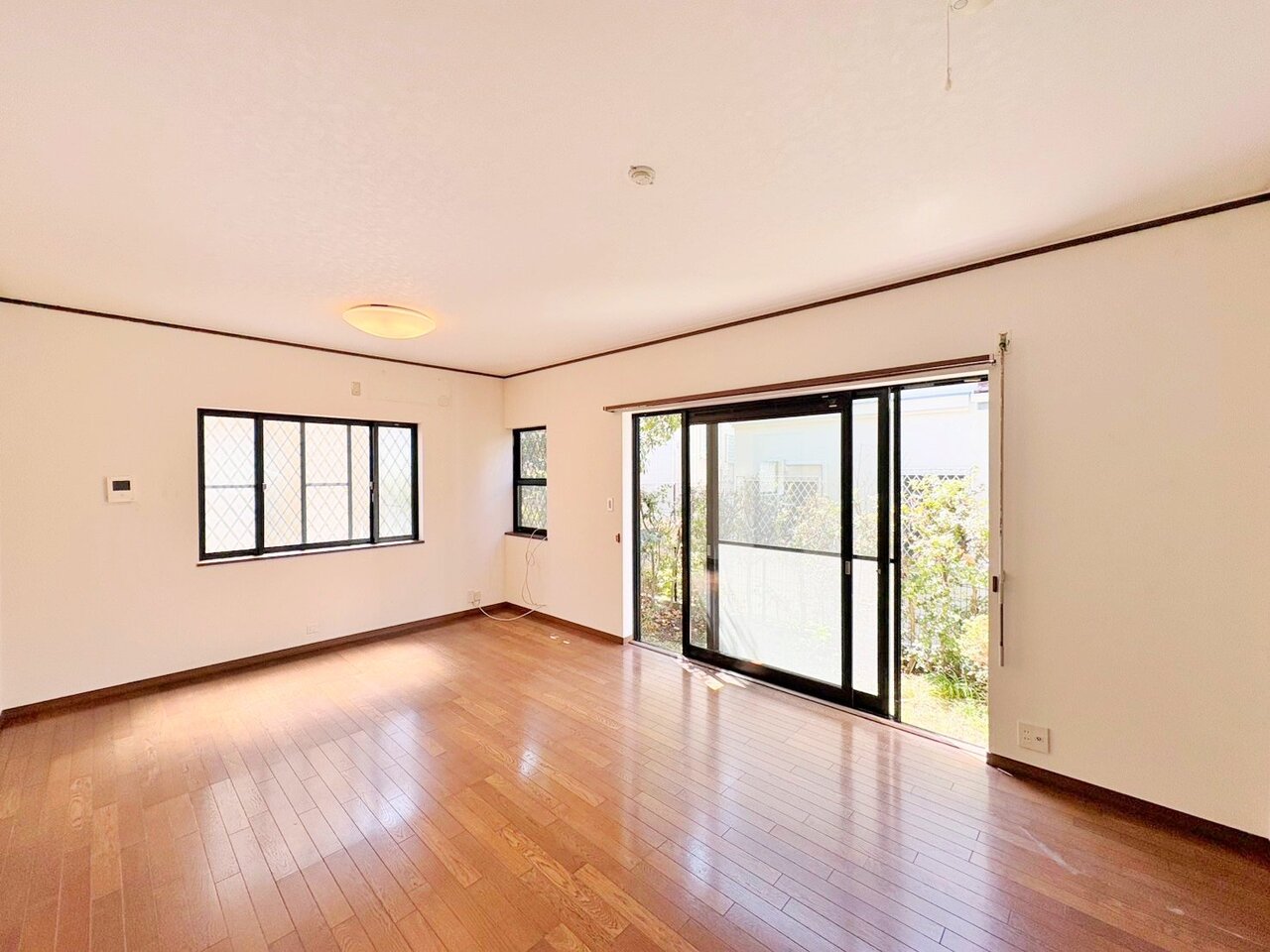 開放的なリビングは心地よい光と風に満ち溢れ家族が自然と集まる場所へ。