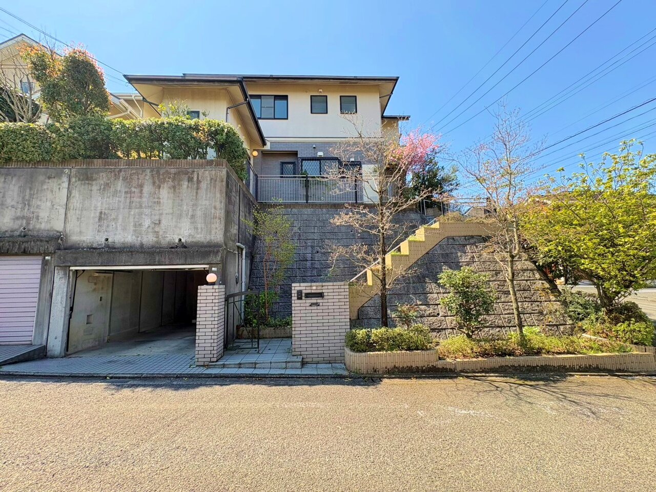 閑静な住宅街の角地に佇みます。ゆとりの敷地65坪の広々4LDK。