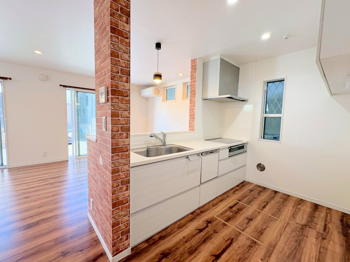 ダイニングに座るご家族やお客様と会話しながらお料理ができます。