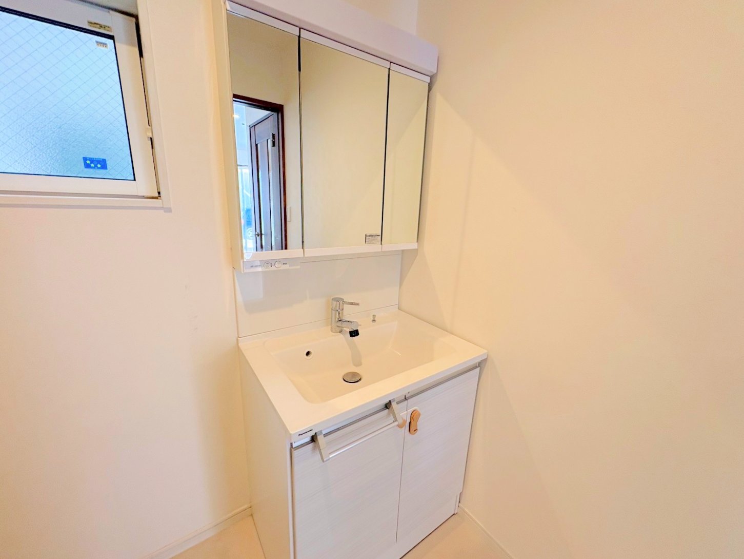 散らかりがちな小物をすっきりと収納できる洗面台。