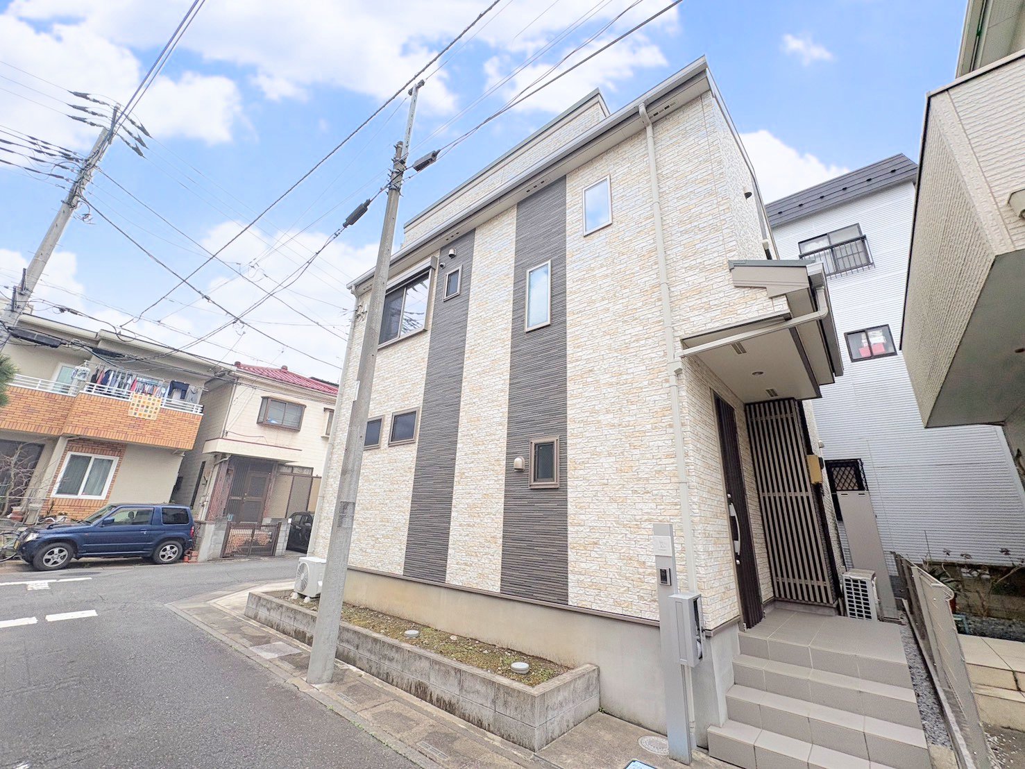 陽光あふれる角地に佇む優雅な邸宅。日進駅まで徒歩10分の立地、2017年11月築のお住まいです。