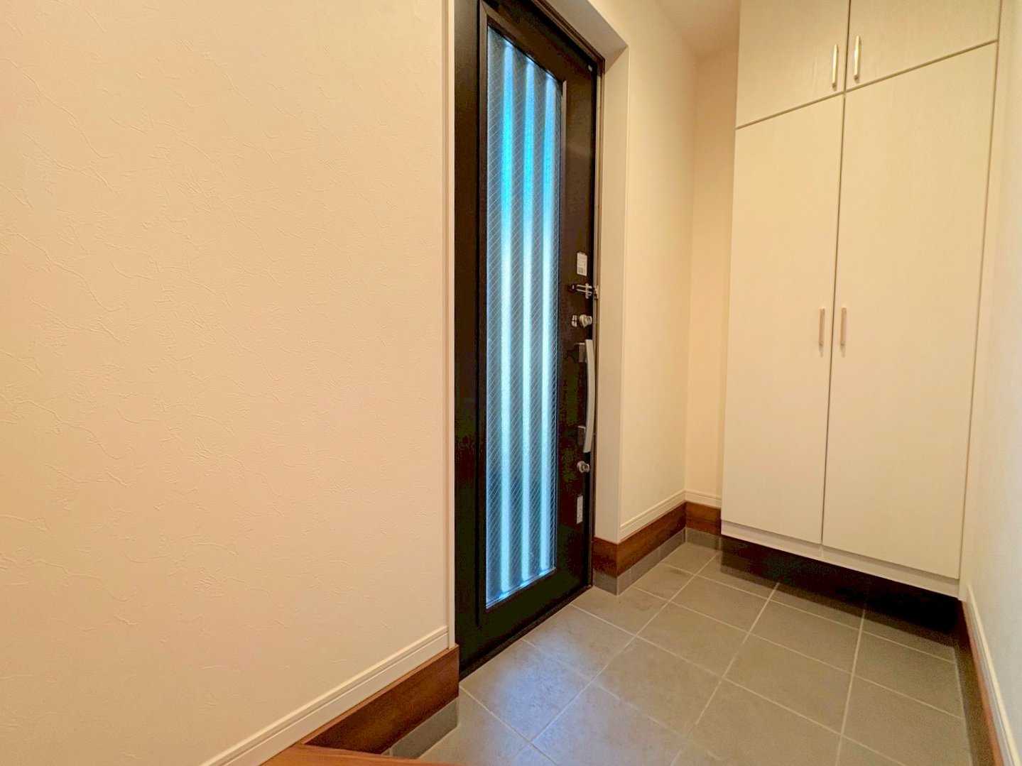 明るい玄関はお家の顔。だから清潔感がなければなりません。