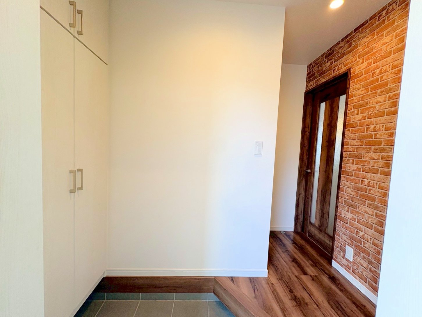 天井近くまで高さがある収納を設けた玄関。