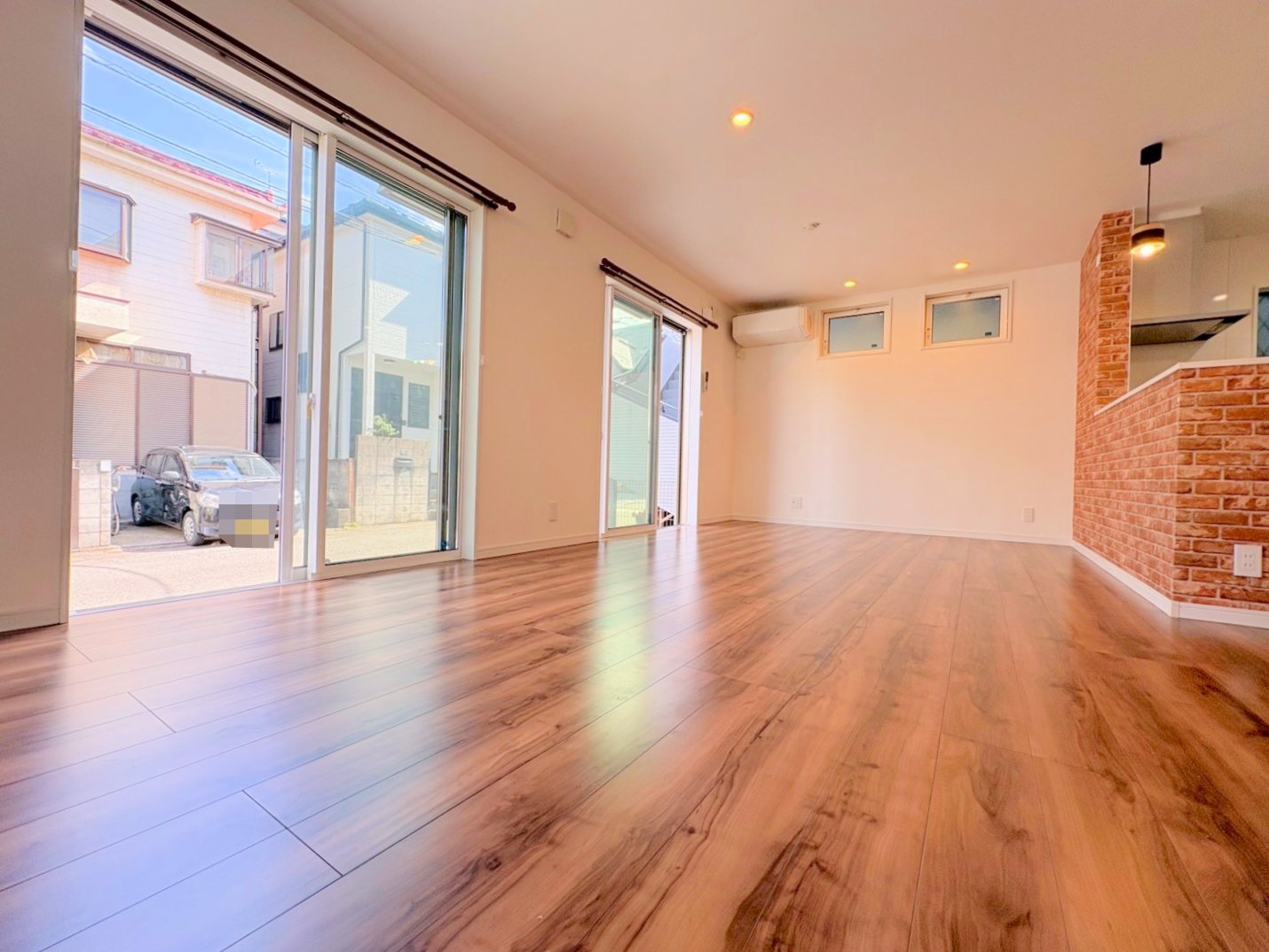 キッチンからリビングまでたっぷりと光が注ぎ、明るく気持ちの良いＬＤＫ。