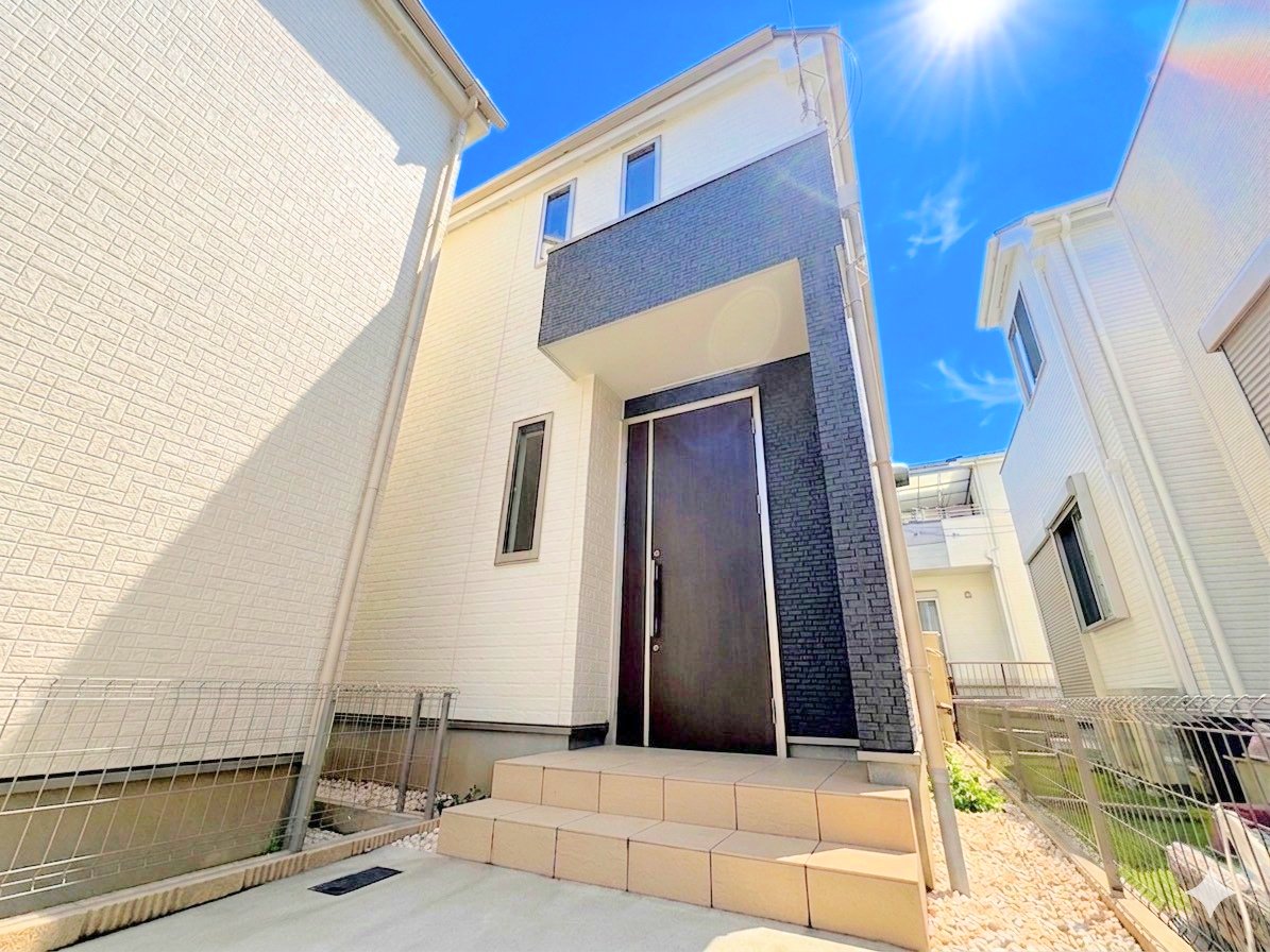 鳩ヶ谷駅徒歩17分の立地。2024年3月築の邸宅。気品と落着きを醸成する佇まいです。