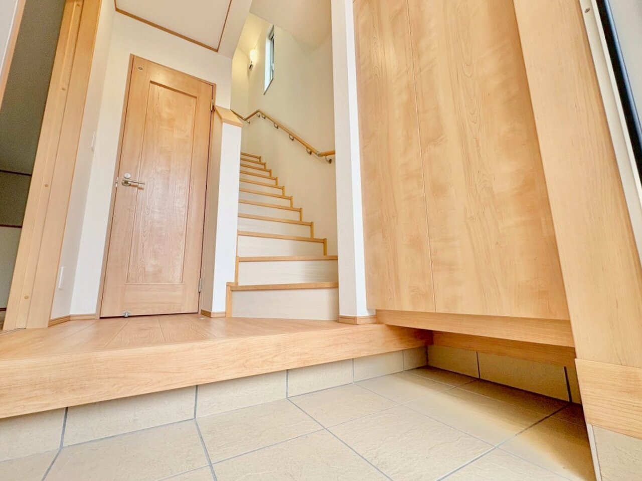 明るさと清潔感を兼ね備えた玄関が建物内へと導きます。