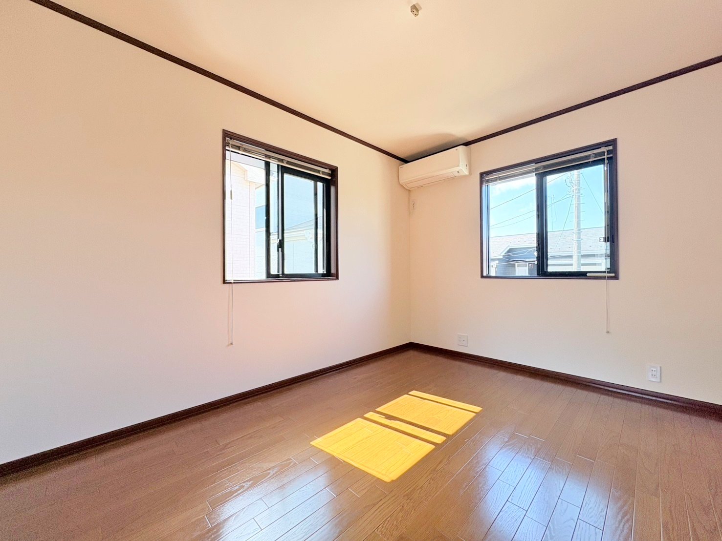 二面採光により陽光が差し込む温かみのあるお部屋。