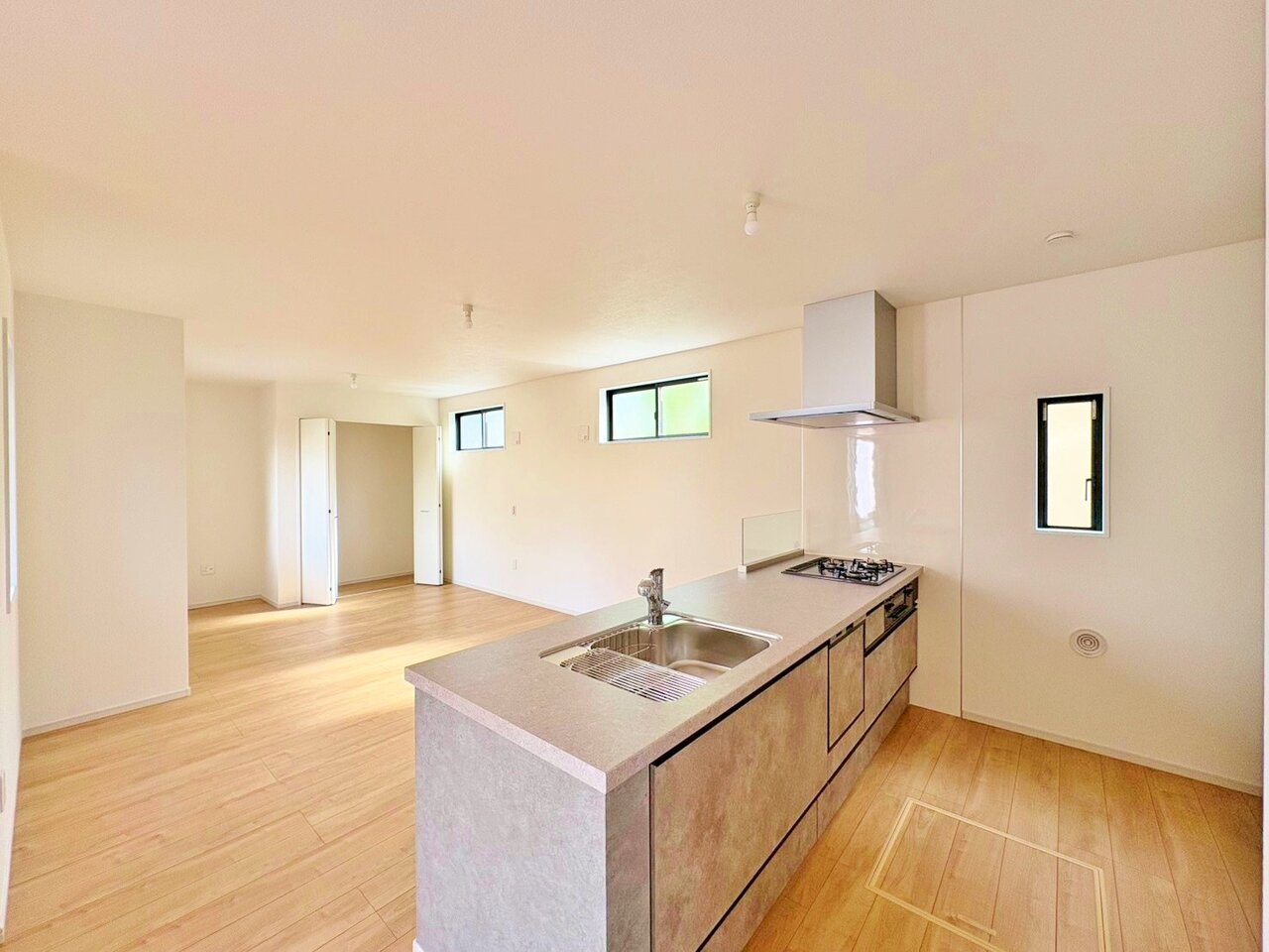 スッキリとしたオープンスタイルのキッチンです。