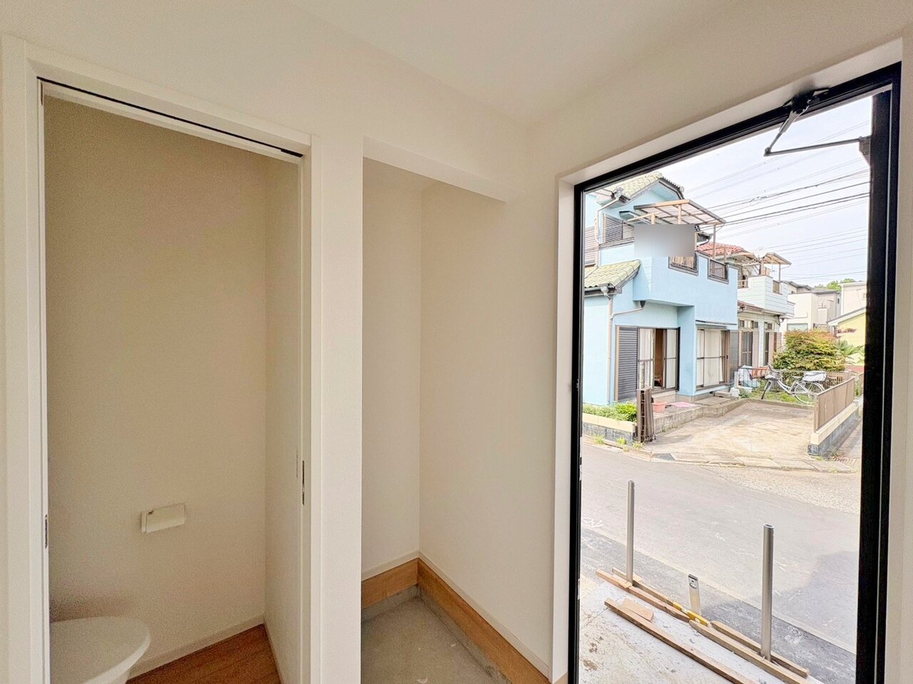 たっぷり収納可能な土間収納付きの玄関です。(令和8年4月 撮影)