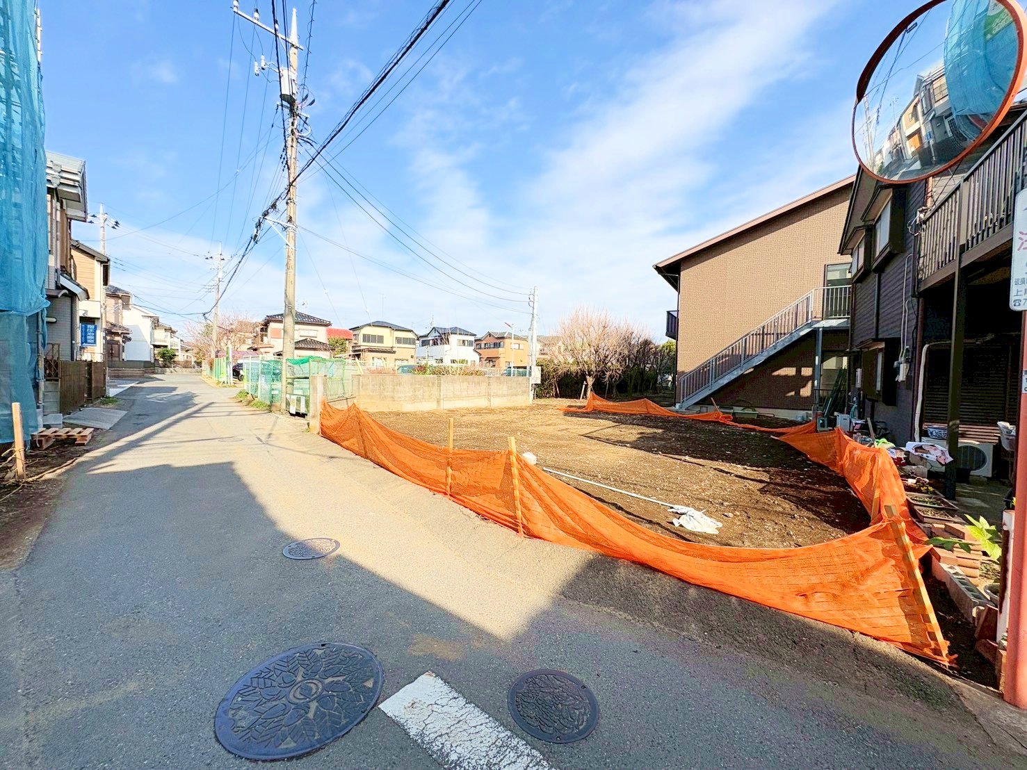 カースペースには並列３台駐車可能です。（車種による）(令和8年3月 撮影)