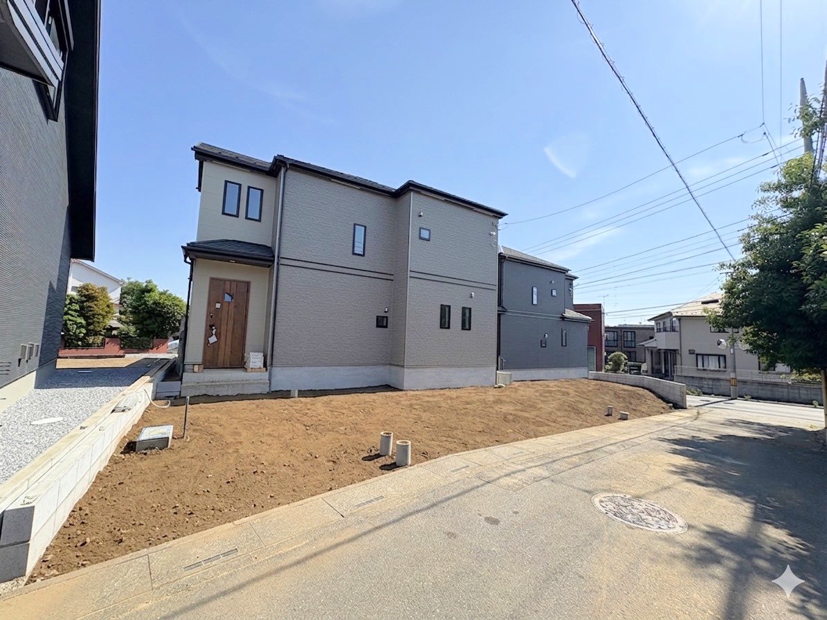 左側が当物件。敷地４６坪超の４LDKのお住まいです。