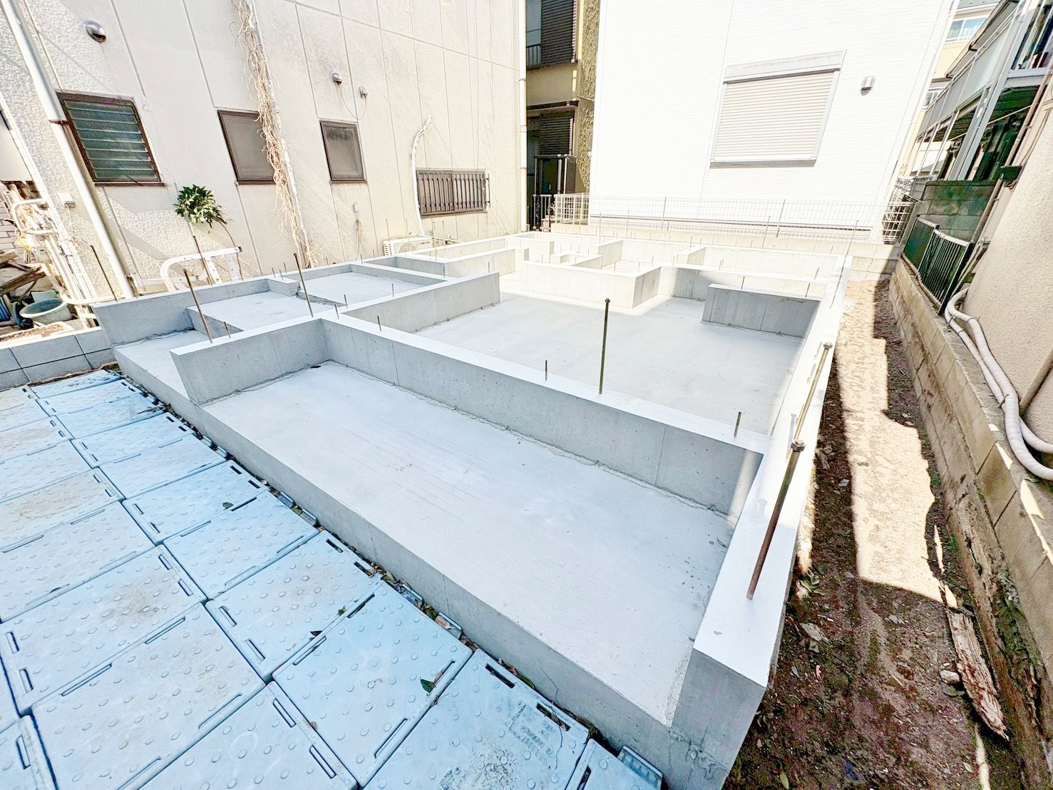 キッチンからリビング全体を見渡せる設計。(令和8年3月 撮影)