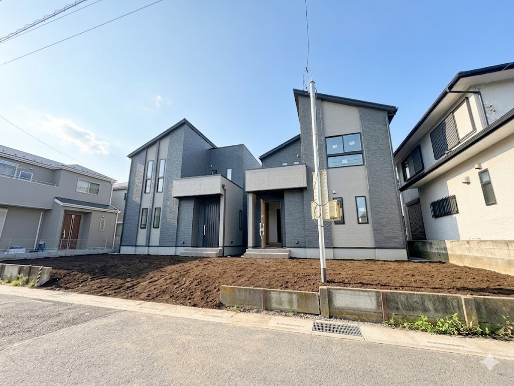 右側が当物件。回遊性のある間取りでスムーズな動線も魅力。(令和8年5月 撮影)