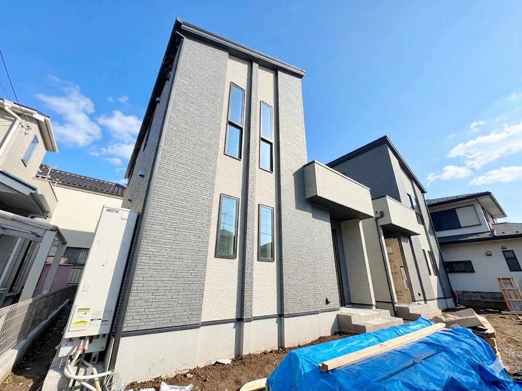 左側が当物件。南東向きで陽当たりの良いリビング空間です。(令和8年5月 撮影)