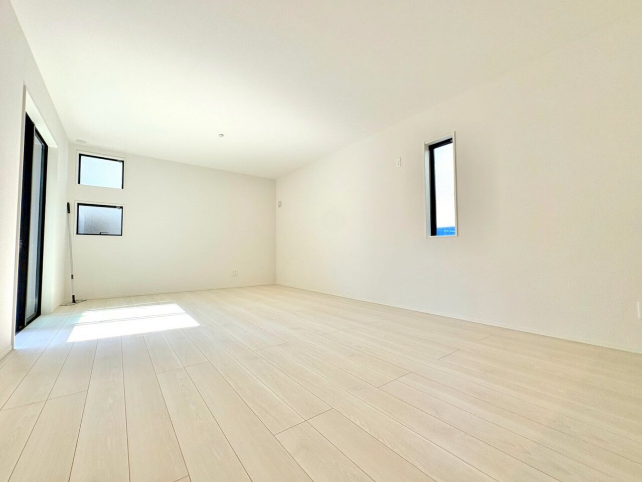 時間の移ろいによって様々な表情を見せるシルエットを楽しめます。