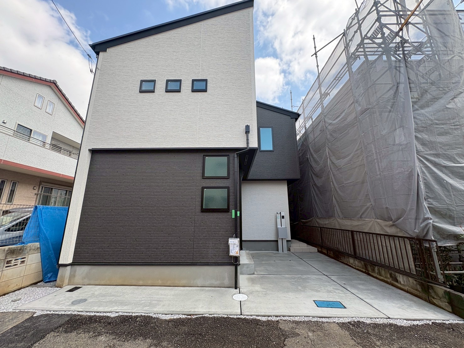 白と黒のメリハリあるコントラストが利いたお住まい。全室南向きの明るいお住いです。