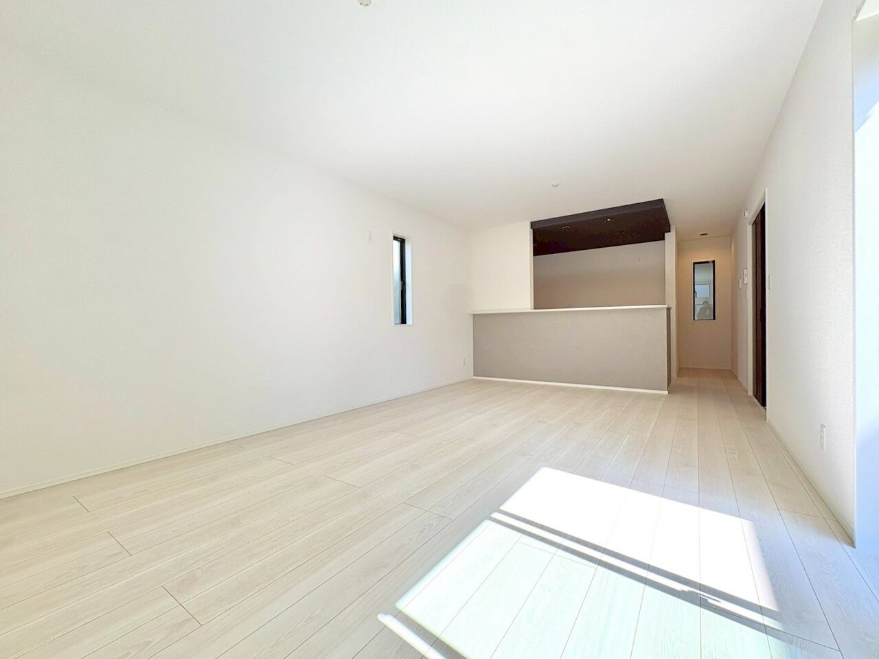 室内には豊かな陽光が注ぎ込み、爽やかな住空間を演出。