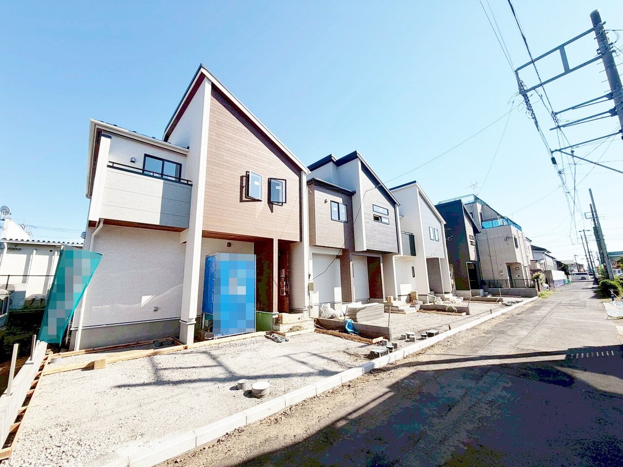 リビングはアクセントクロスと折上天井でおしゃれな空間に仕上げます。(令和8年5月 撮影)