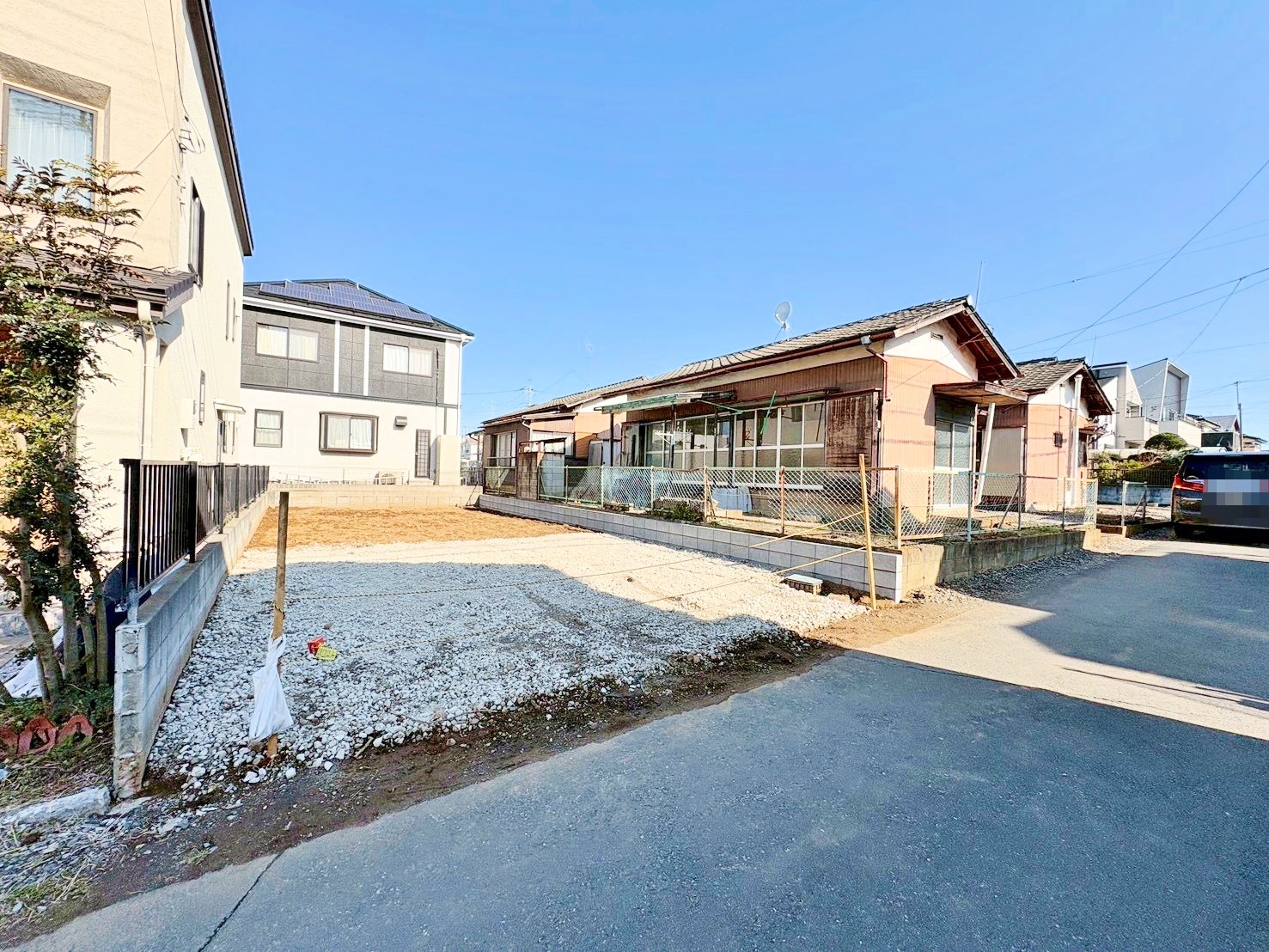 カースペースには並列で２台駐車可能です。(令和8年3月 撮影)