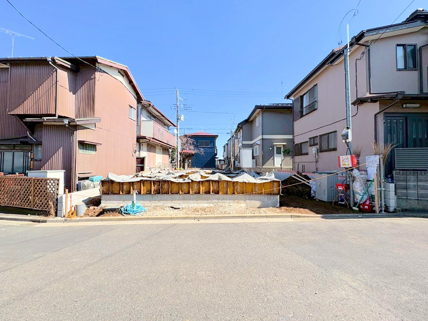 バルコニーに面した主寝室は6.5帖、陽光が差し込む温かみのあるお部屋。(令和8年3月 撮影)