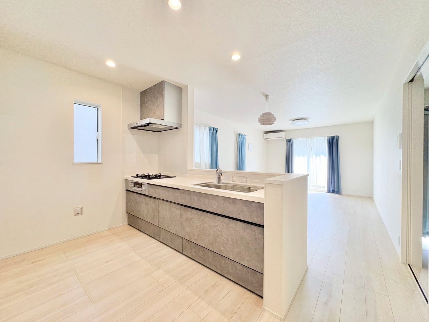 開放的な空間は心地よい光と風に満ち溢れます。