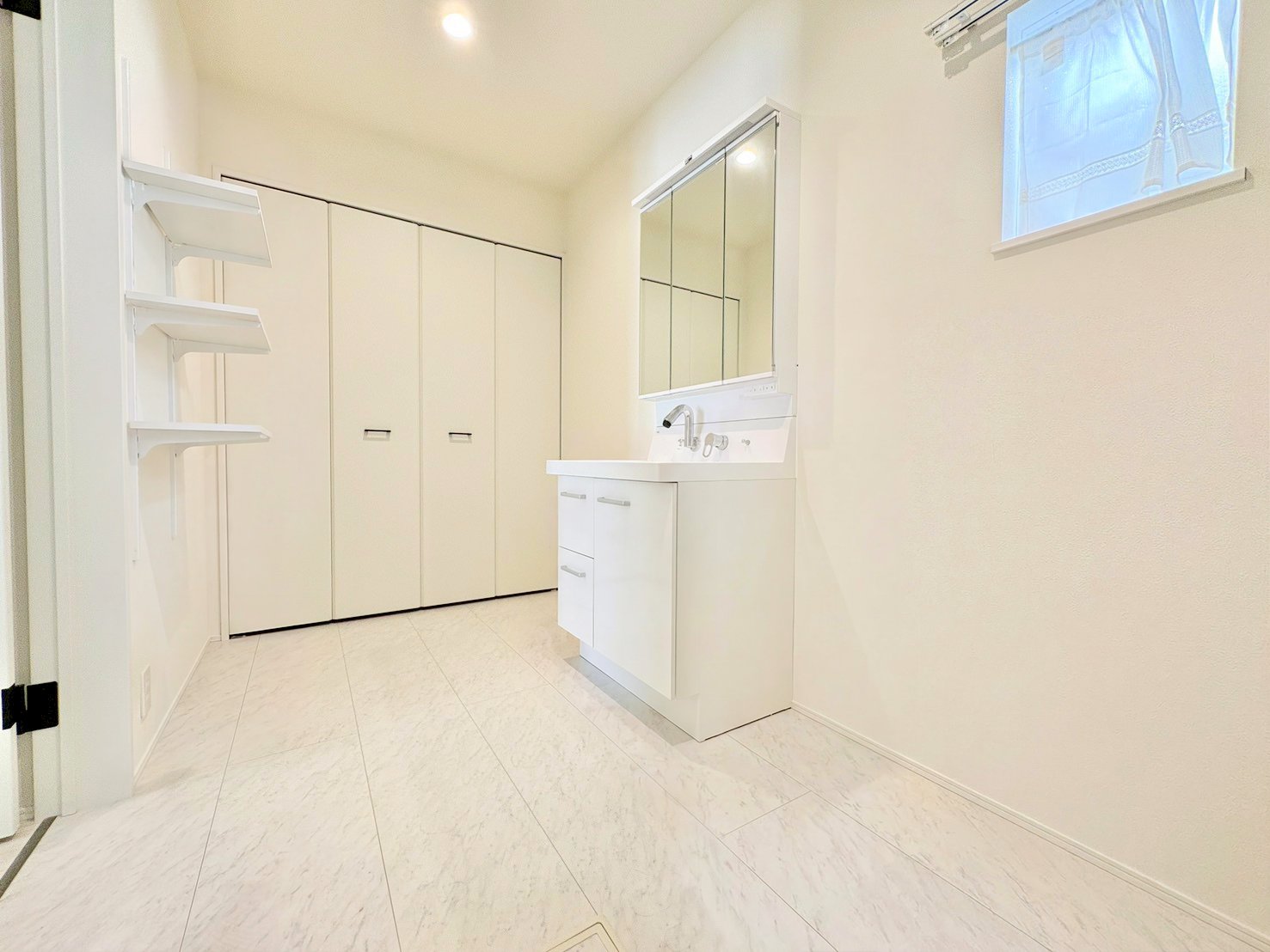 バスタオルやパジャマなどリネン類の収納に適したクローゼット付きの脱衣所。