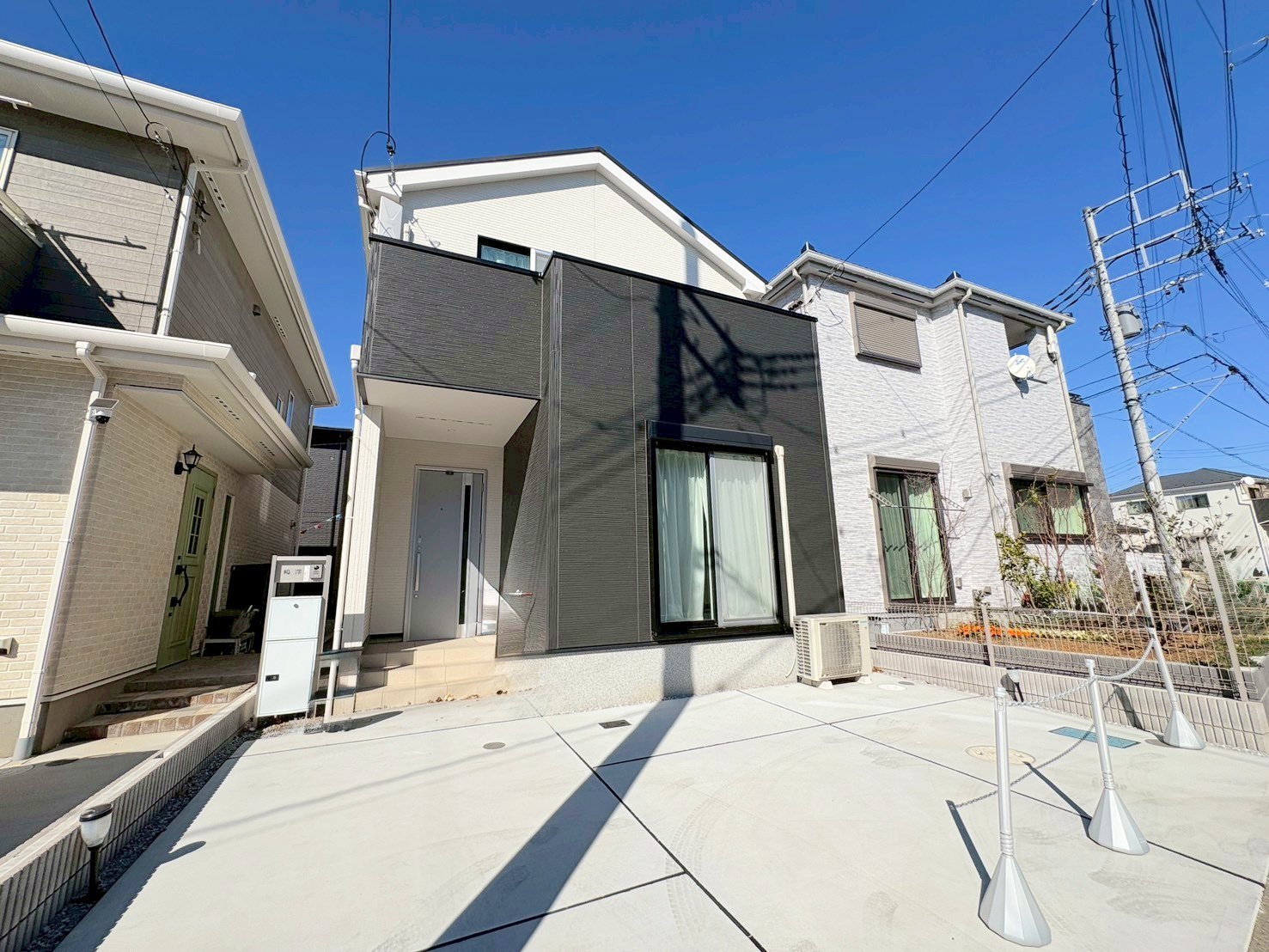 築年数１年、南向きのお住まい。利便性の高い閑静な住宅街です。設備24時間換気システム導入。電動で動かすタイプで室内の空気を一気に入れ替えます。