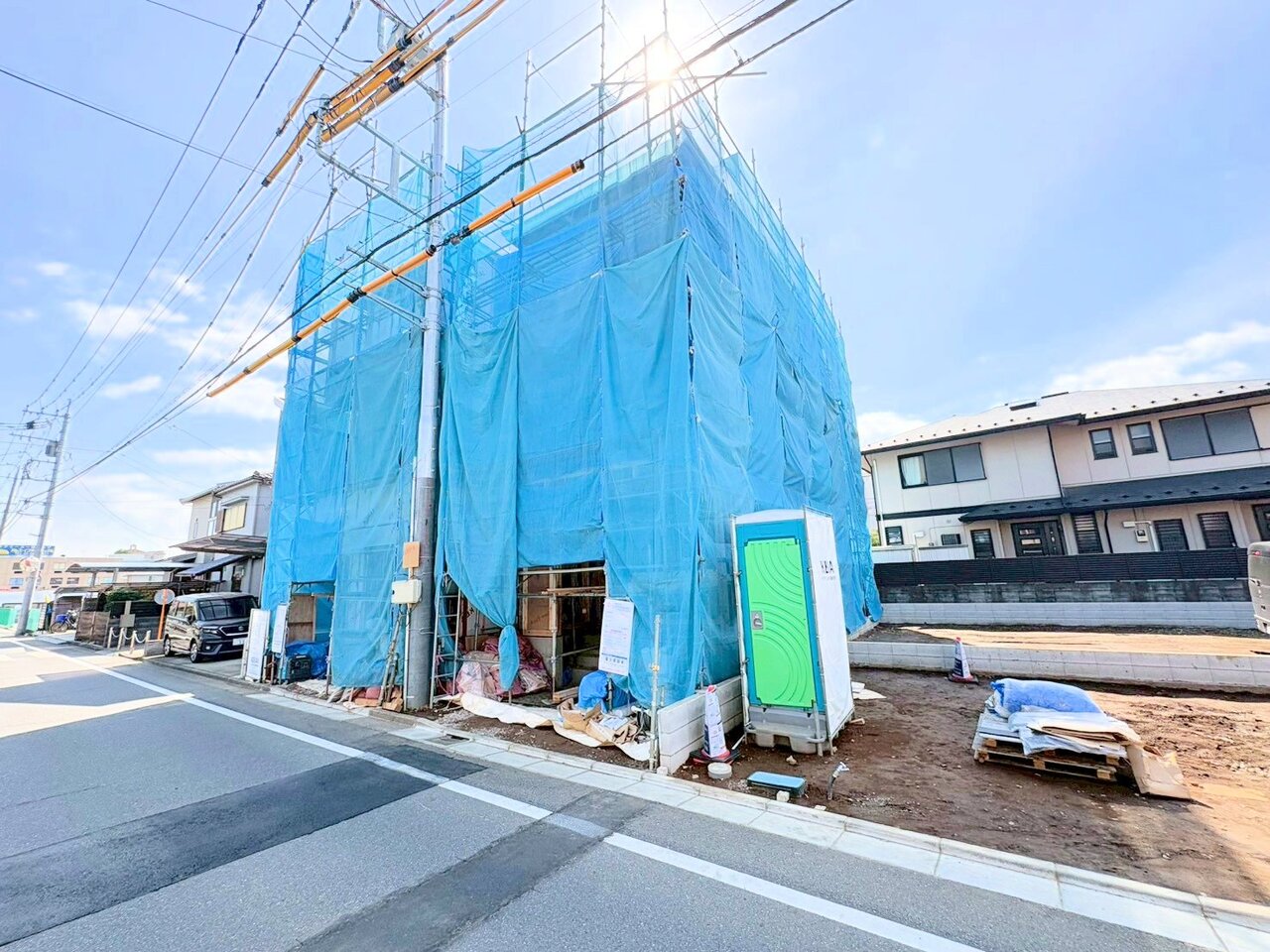 リビングには床暖房が完備されており、快適な空間でお過ごしいただけます。(令和8年4月 撮影)