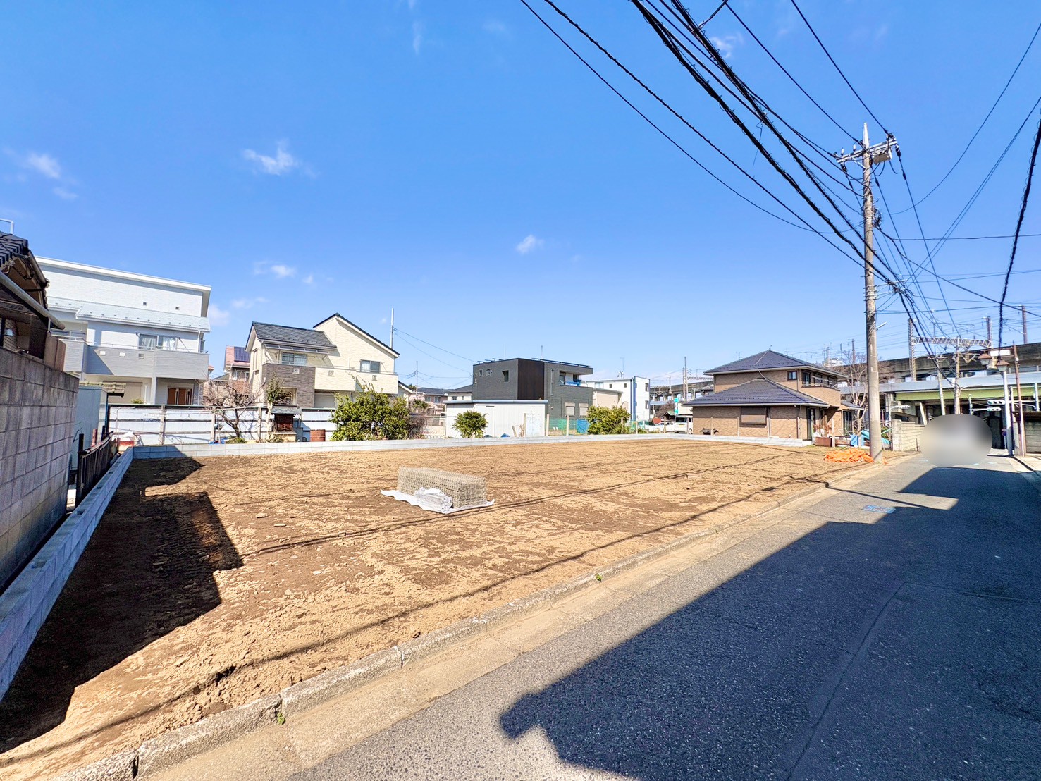 小学校まで徒歩4分、中学校まで徒歩7分でお子様の通学も安心。(令和8年3月 撮影)