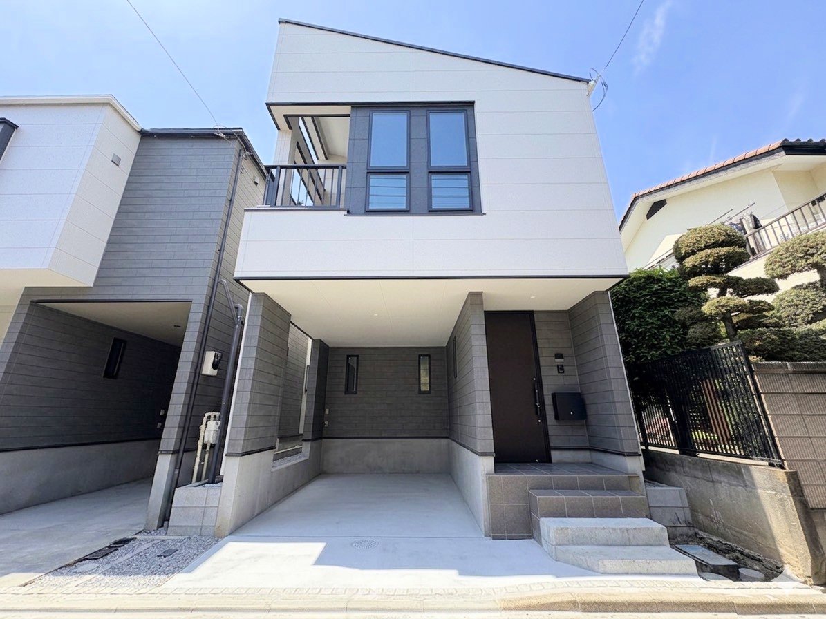 小・中学校まで徒歩7分でお子様の通学も安心です。