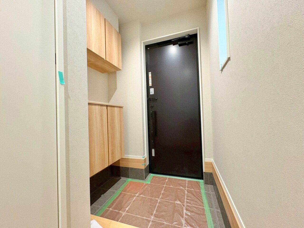 お花や写真を飾ってゲストをお出迎えするのも素敵です。