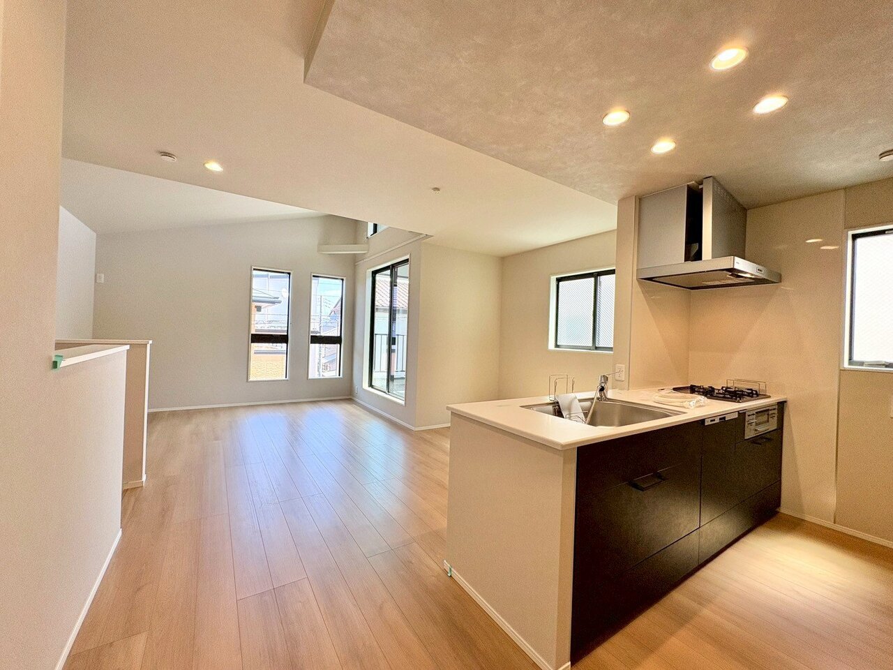 キッチンからリビング全体を見渡せ、会話を楽しみながらお料理できます。